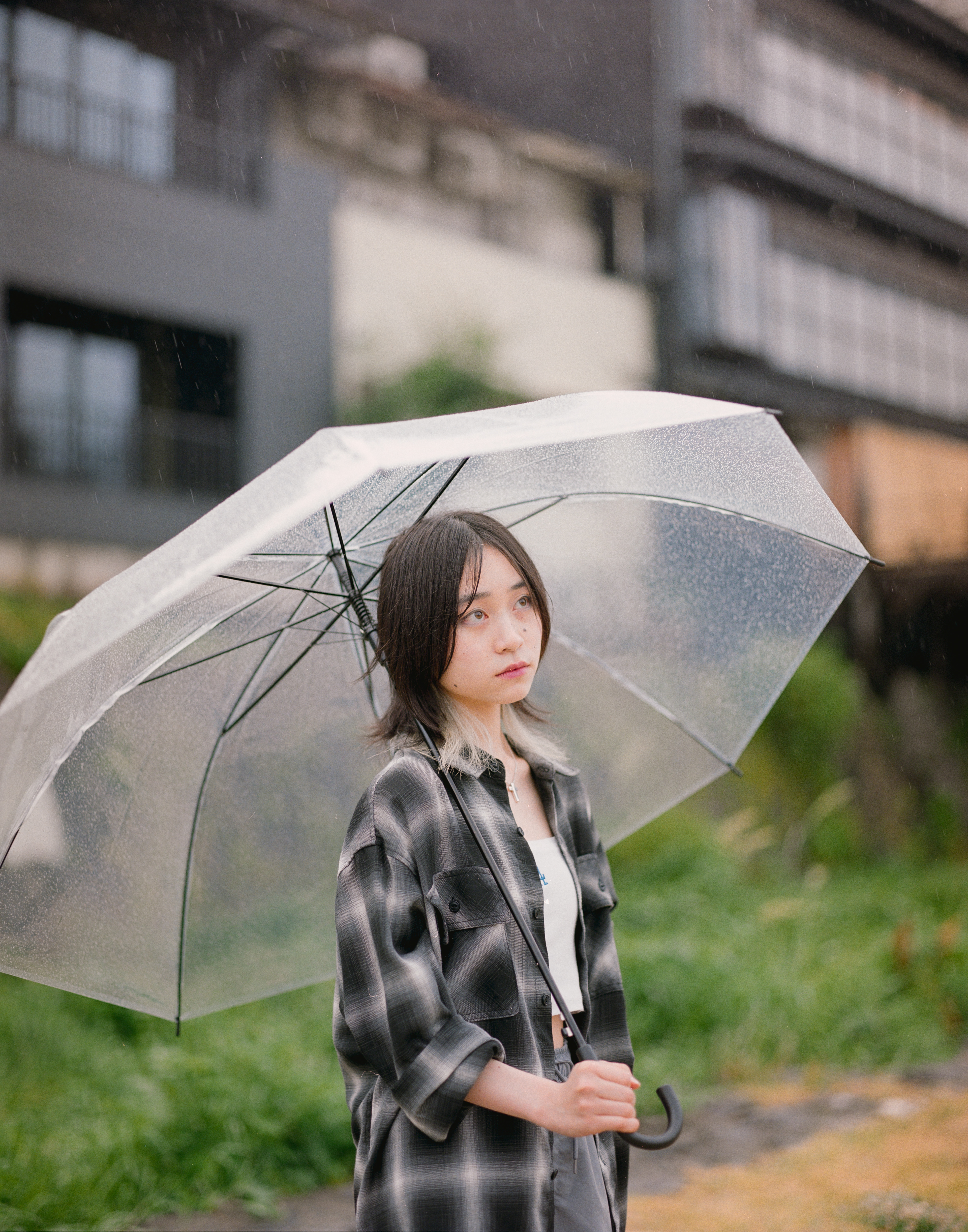 雨の日の京都・鴨川でPENTAX67を使って撮影した女性のフィルムポートレート