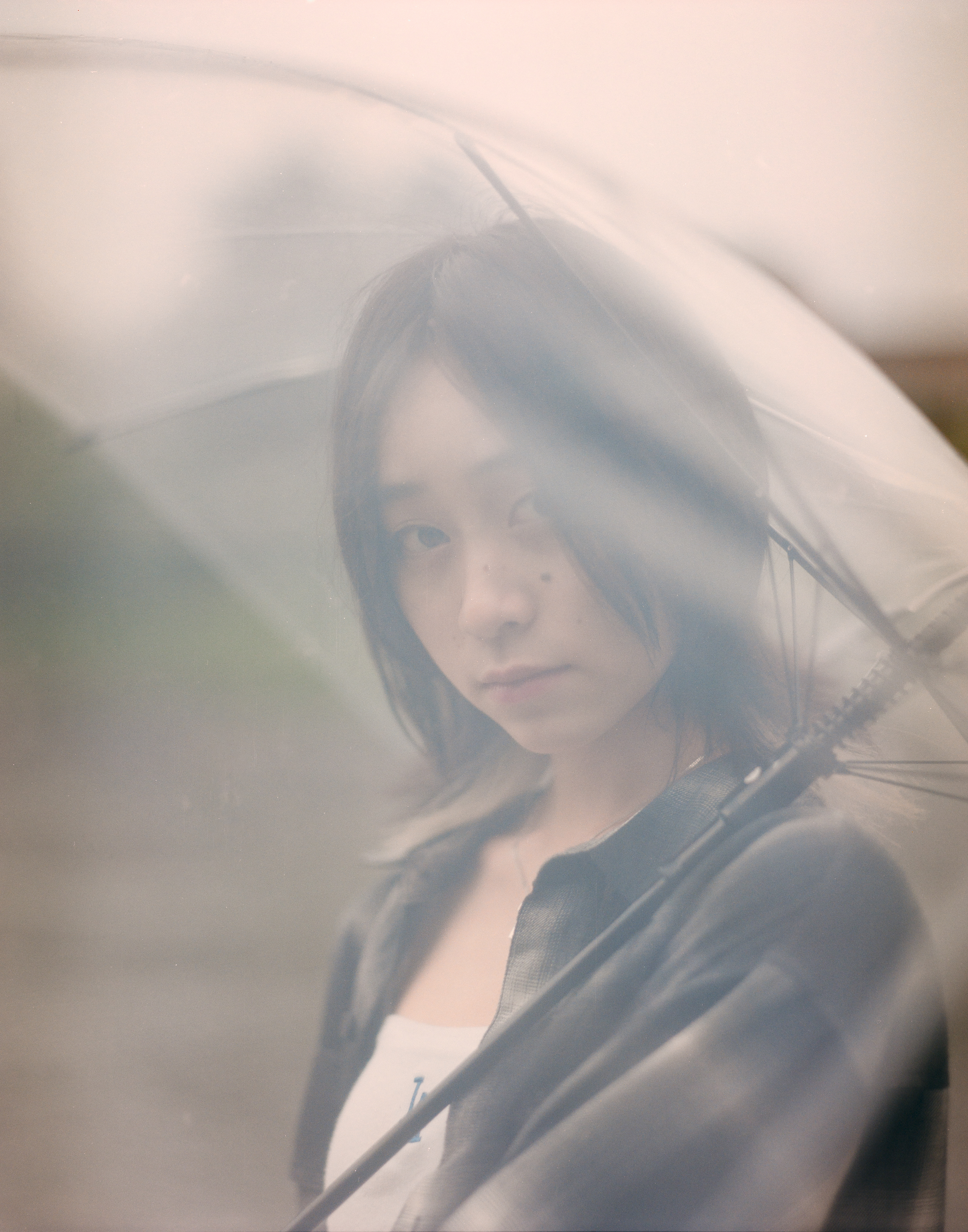 鴨川雨の日の京都・鴨川でPENTAX67を使って撮影した女性のフィルムポートレート