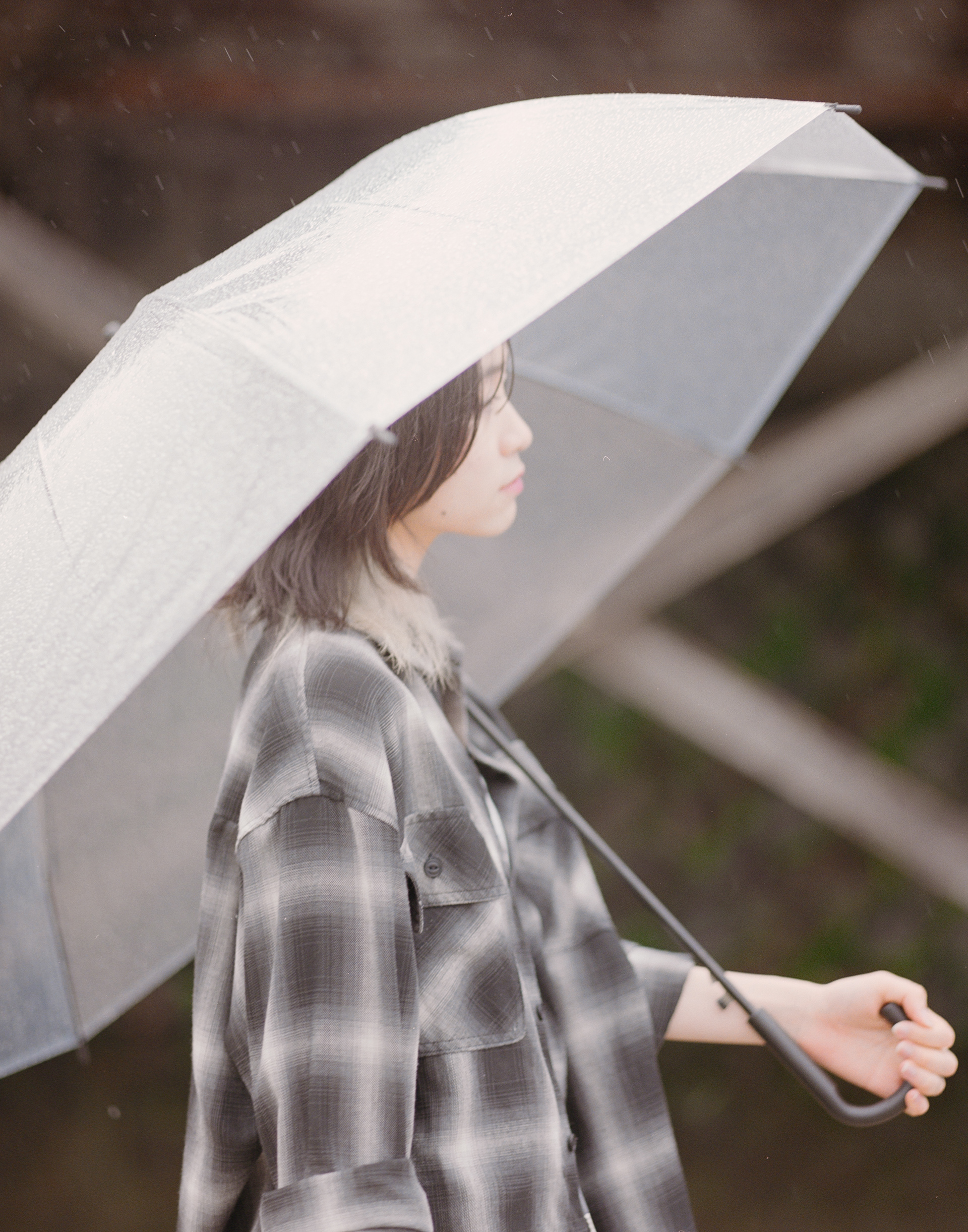 雨の日の京都・鴨川でPENTAX67を使って撮影した女性のフィルムポートレート