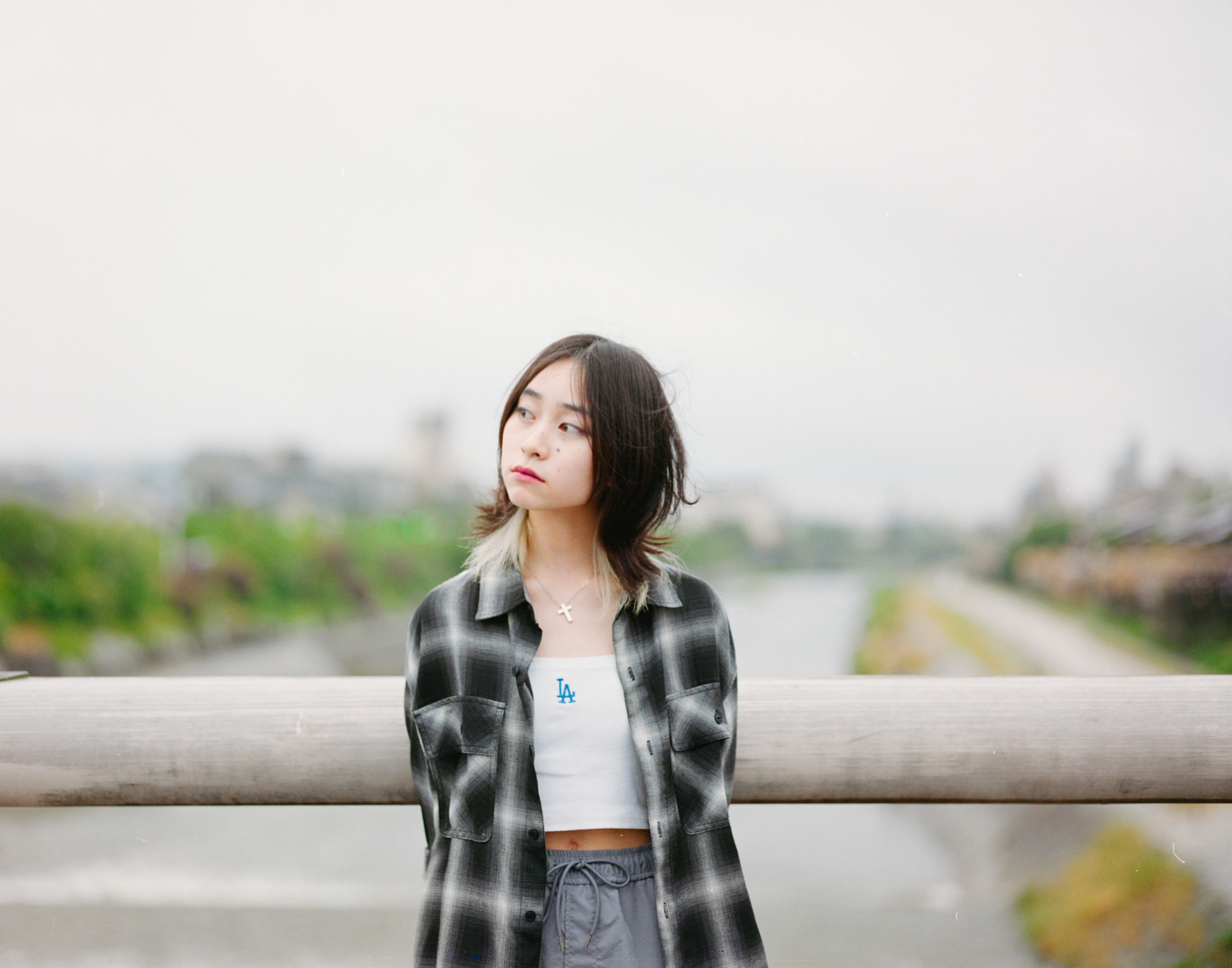 雨の日の京都・鴨川でPENTAX67を使って撮影した女性のフィルムポートレート
