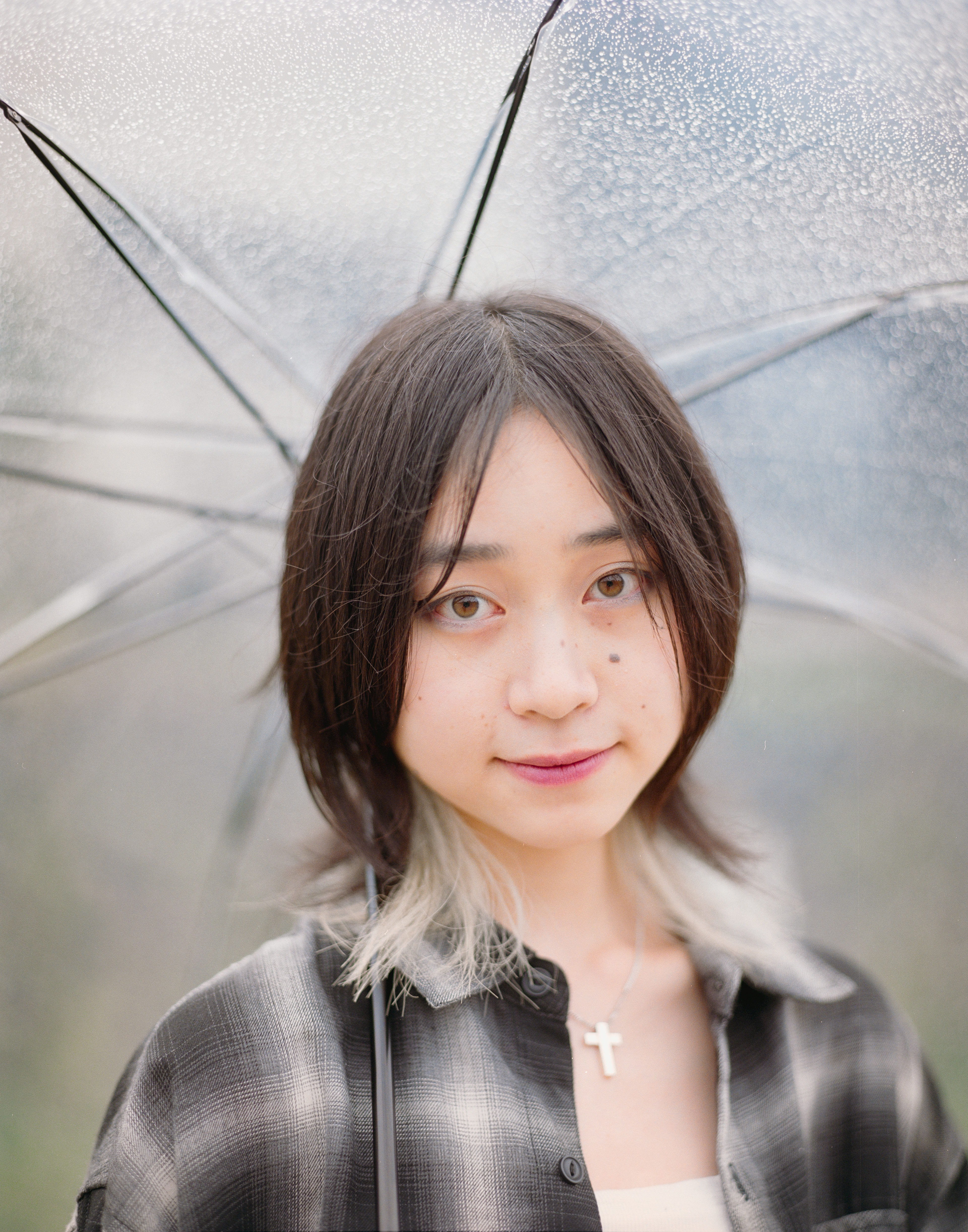 雨の日の京都・鴨川でPENTAX67を使って撮影した女性のフィルムポートレート
