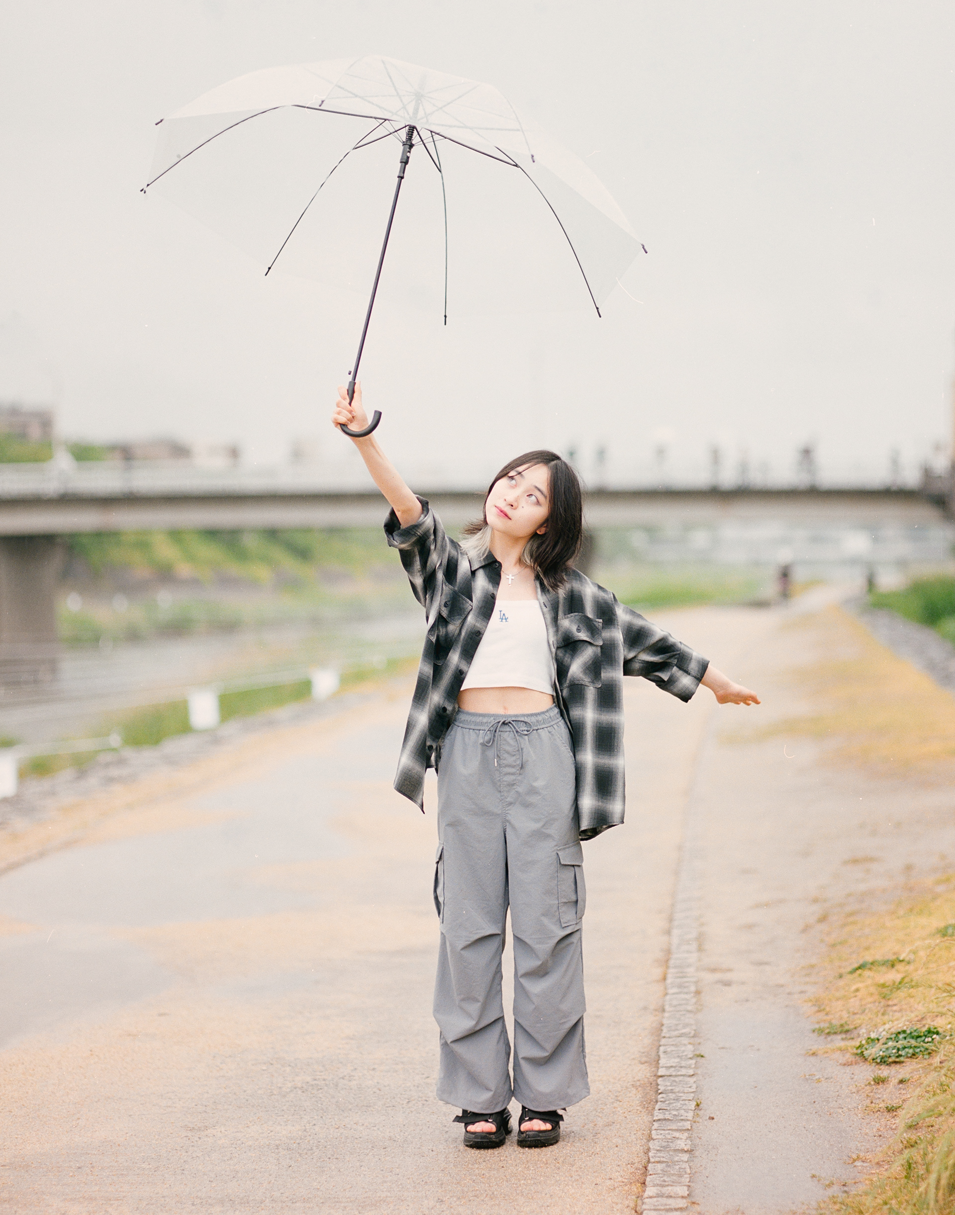 雨の日の京都・鴨川でPENTAX67を使って撮影した女性のフィルムポートレート