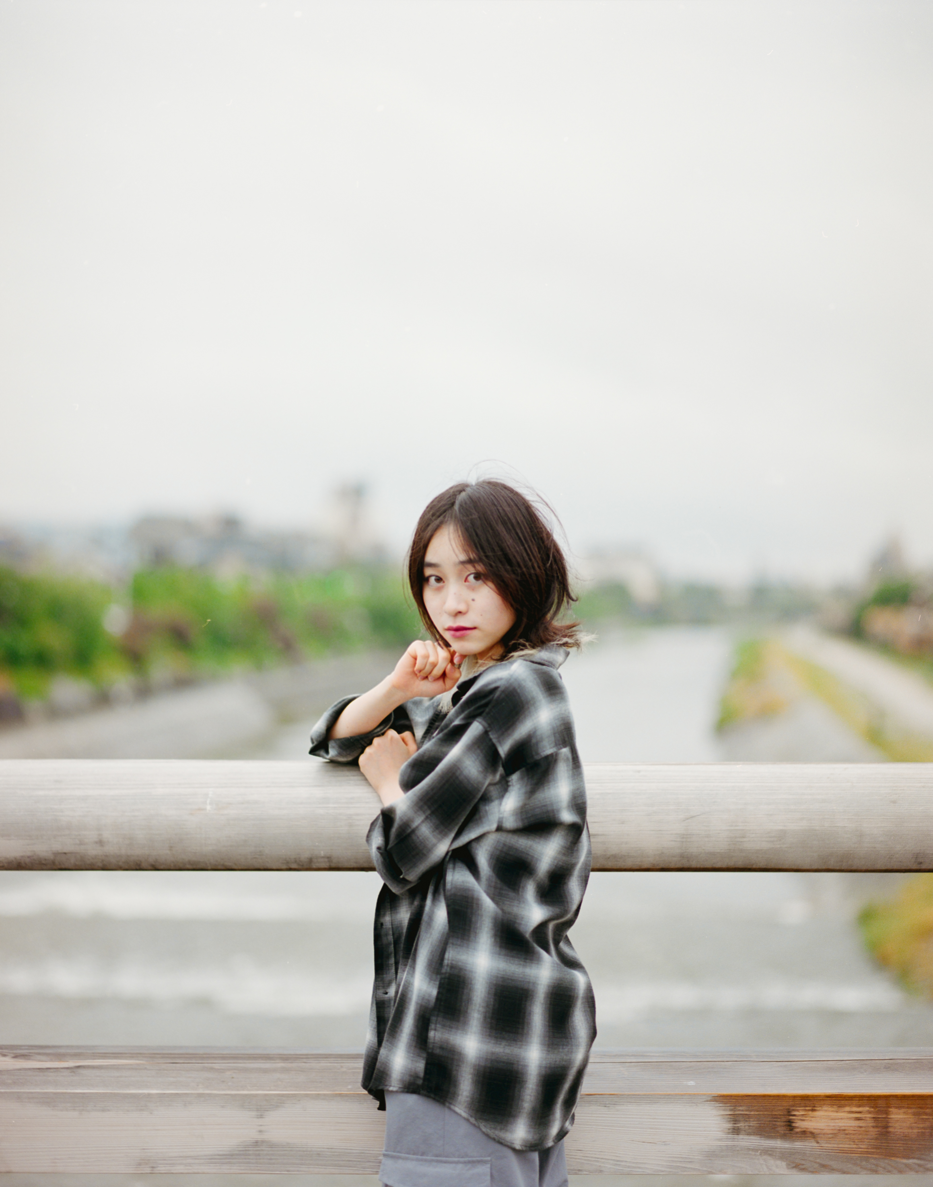 雨の日の京都・鴨川でPENTAX67を使って撮影した女性のフィルムポートレート