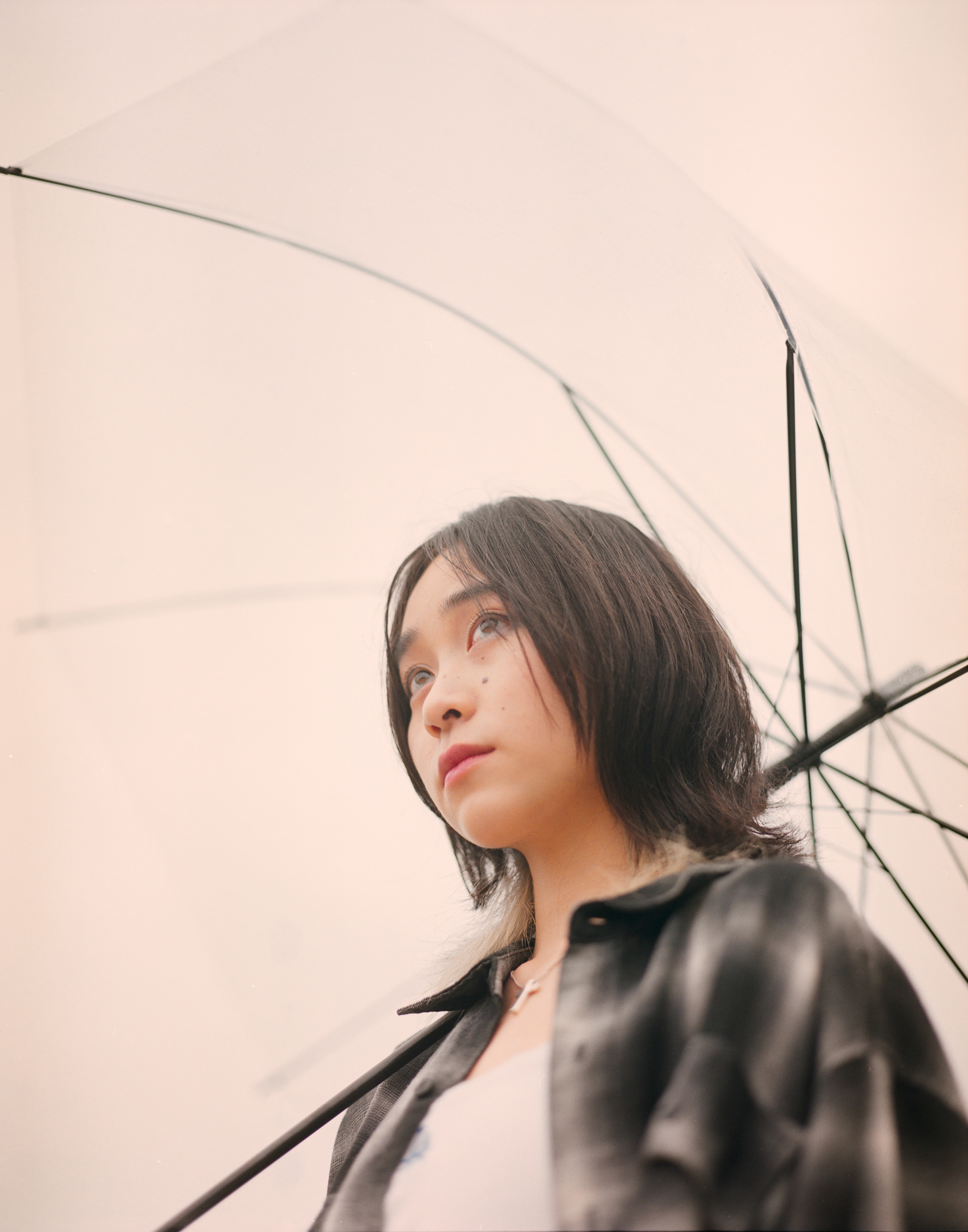 雨の日の京都・鴨川でPENTAX67を使って撮影した女性のフィルムポートレート