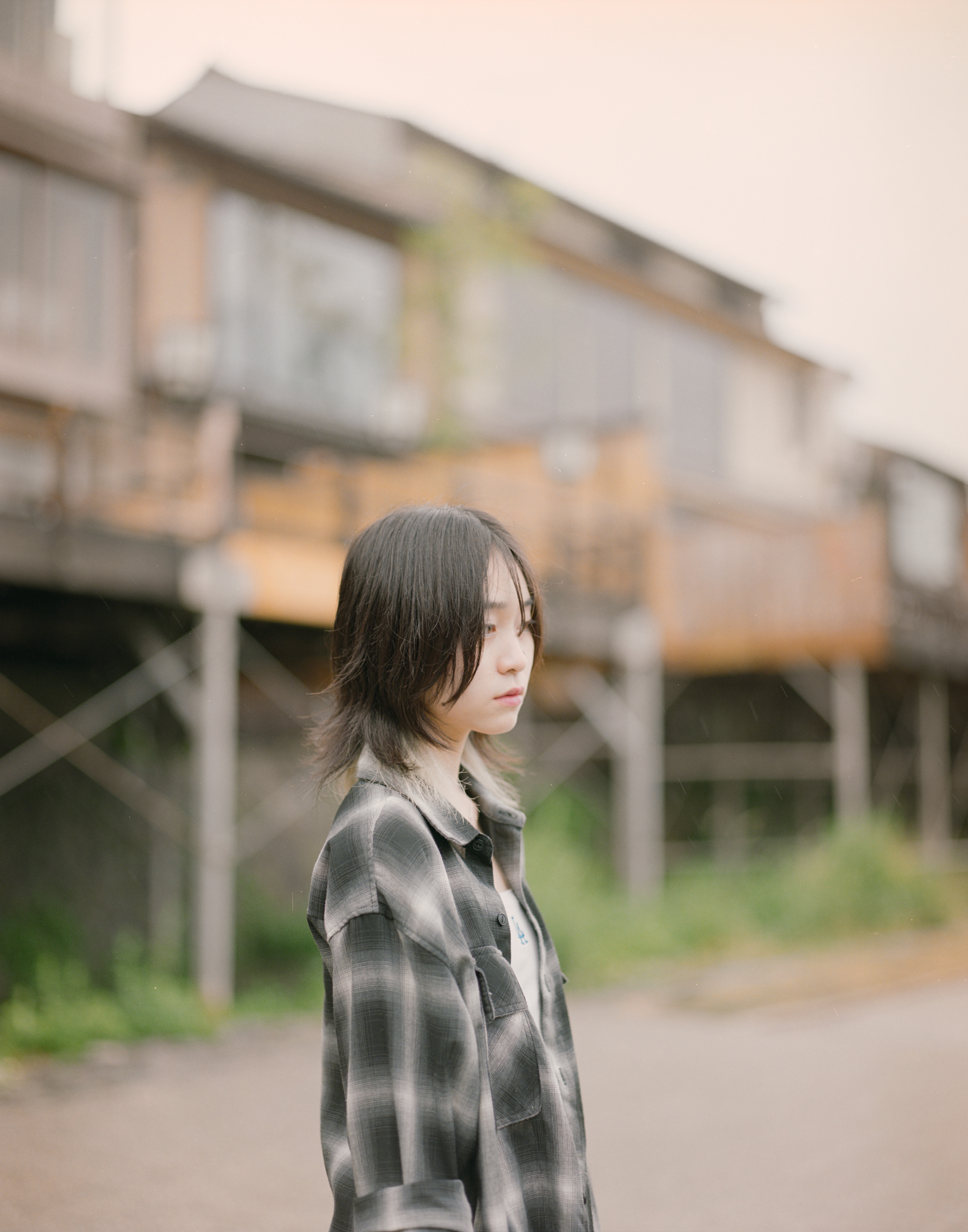 雨の日の京都・鴨川でPENTAX67を使って撮影した女性のフィルムポートレート