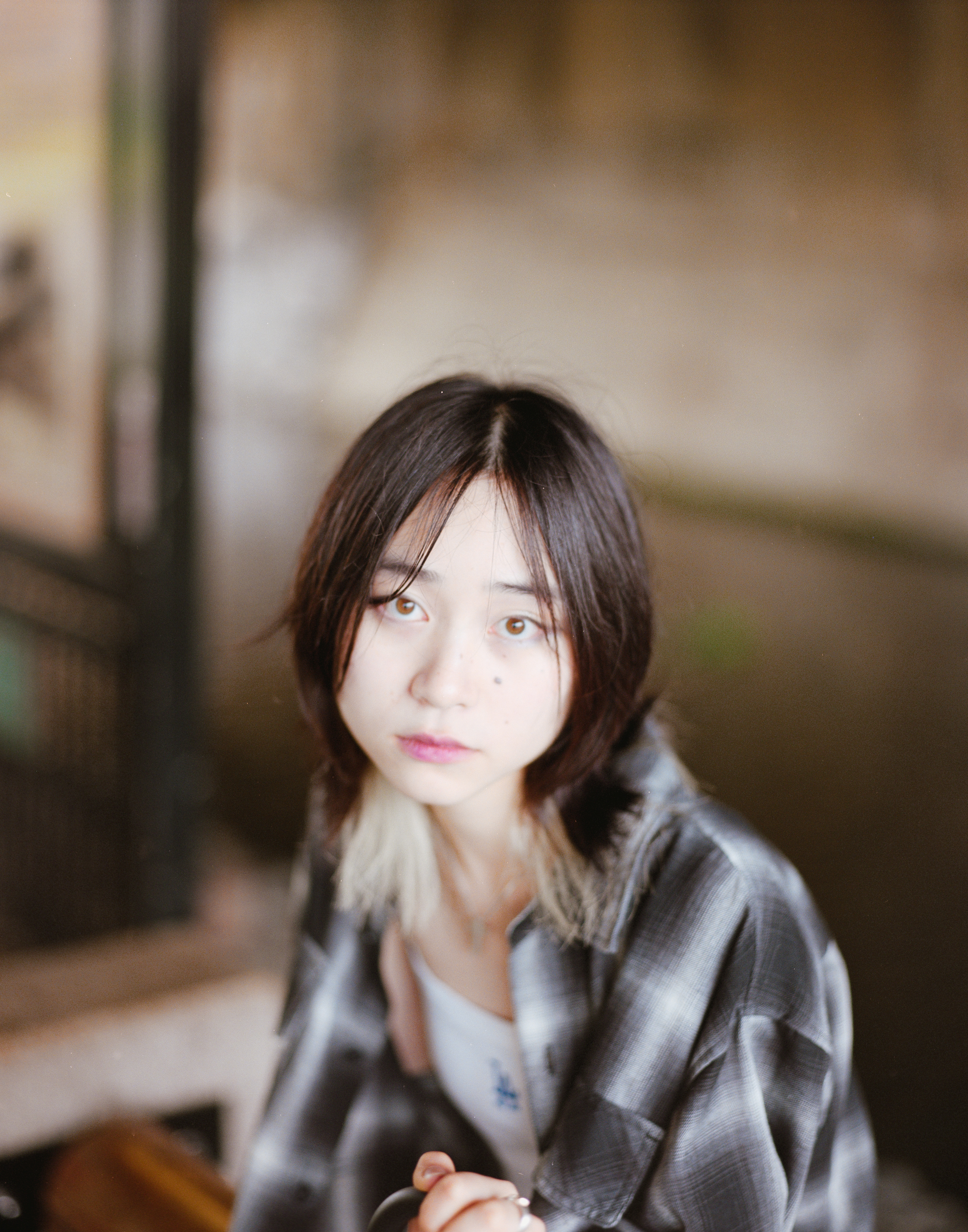 雨の日の京都・鴨川でPENTAX67を使って撮影した女性のフィルムポートレート