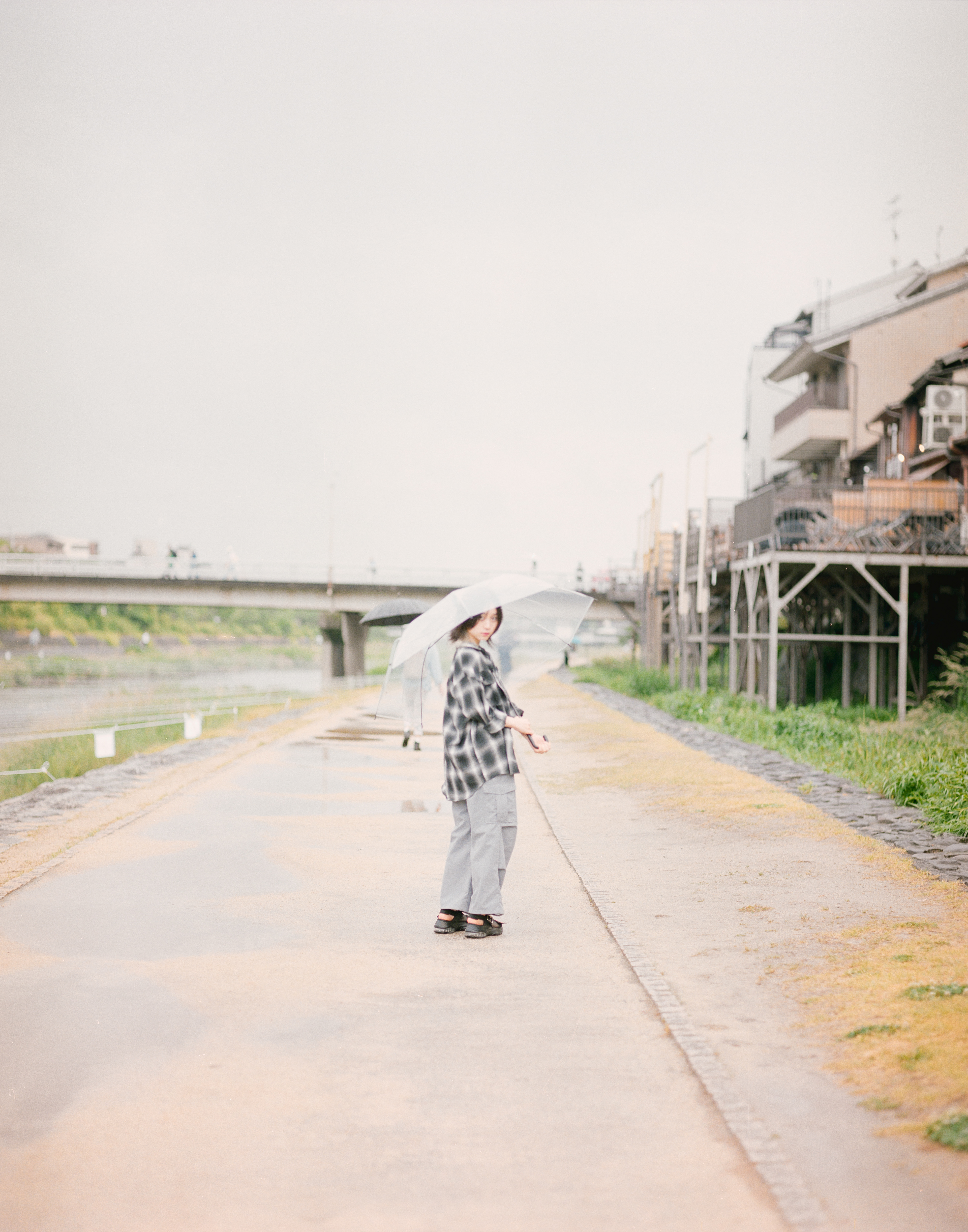 雨の日の京都・鴨川でPENTAX67を使って撮影した女性のフィルムポートレート