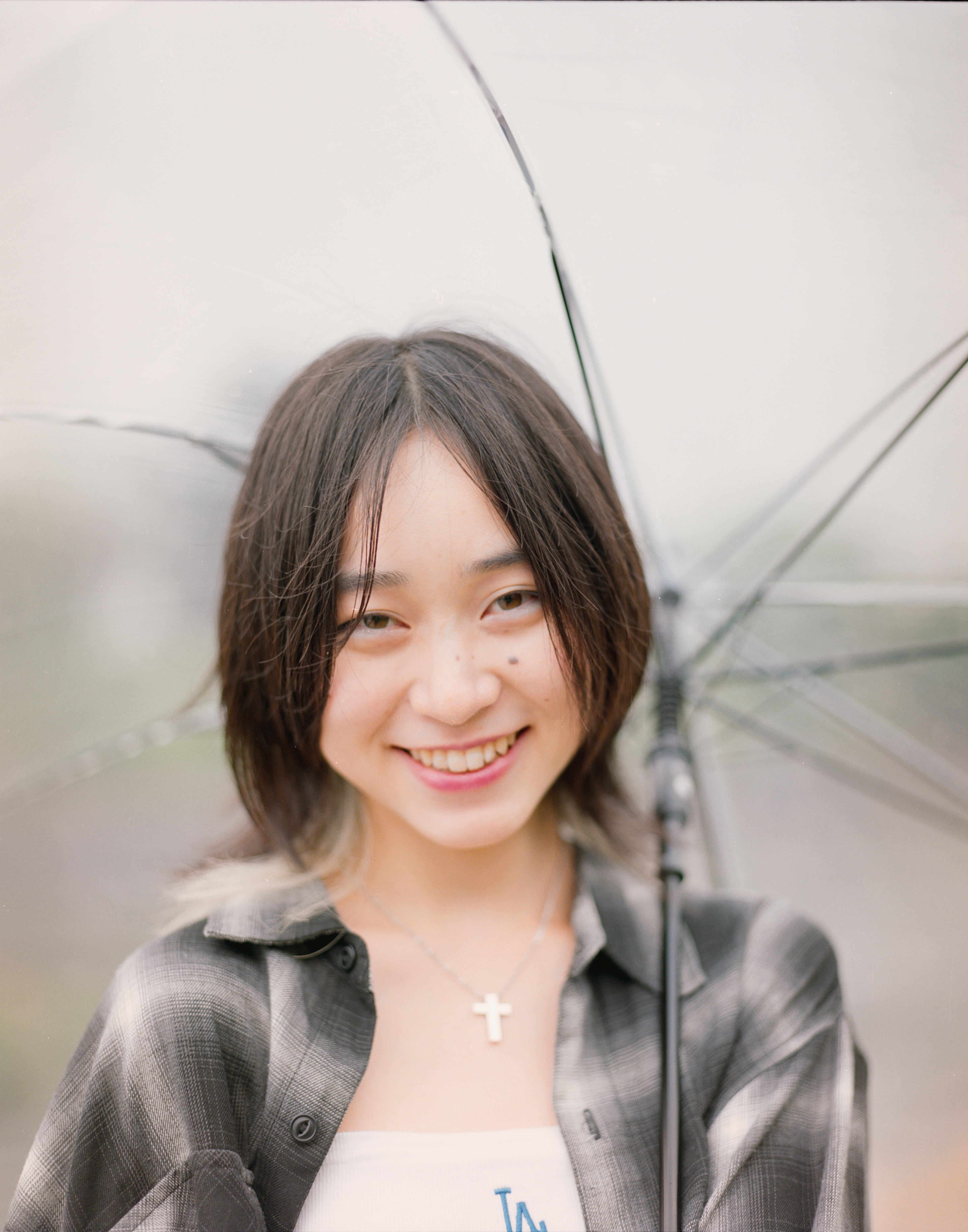 雨の日の京都・鴨川でPENTAX67を使って撮影した女性のフィルムポートレート