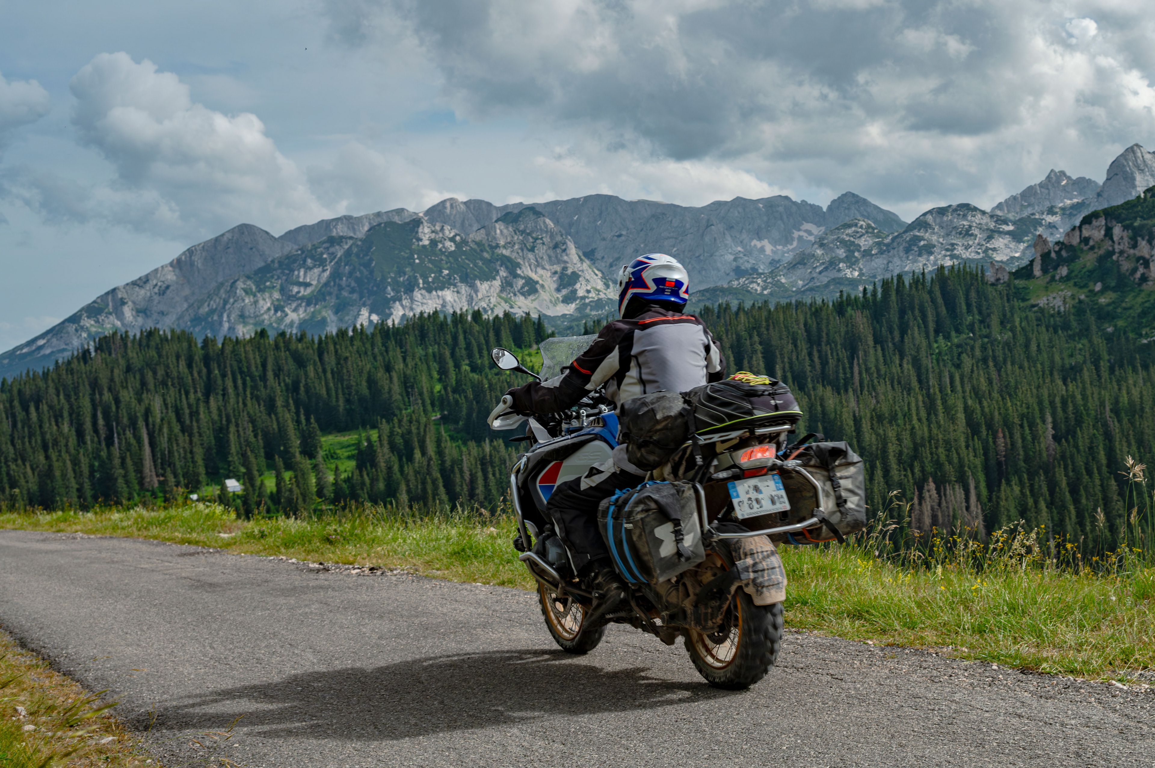 motard dans les balkans