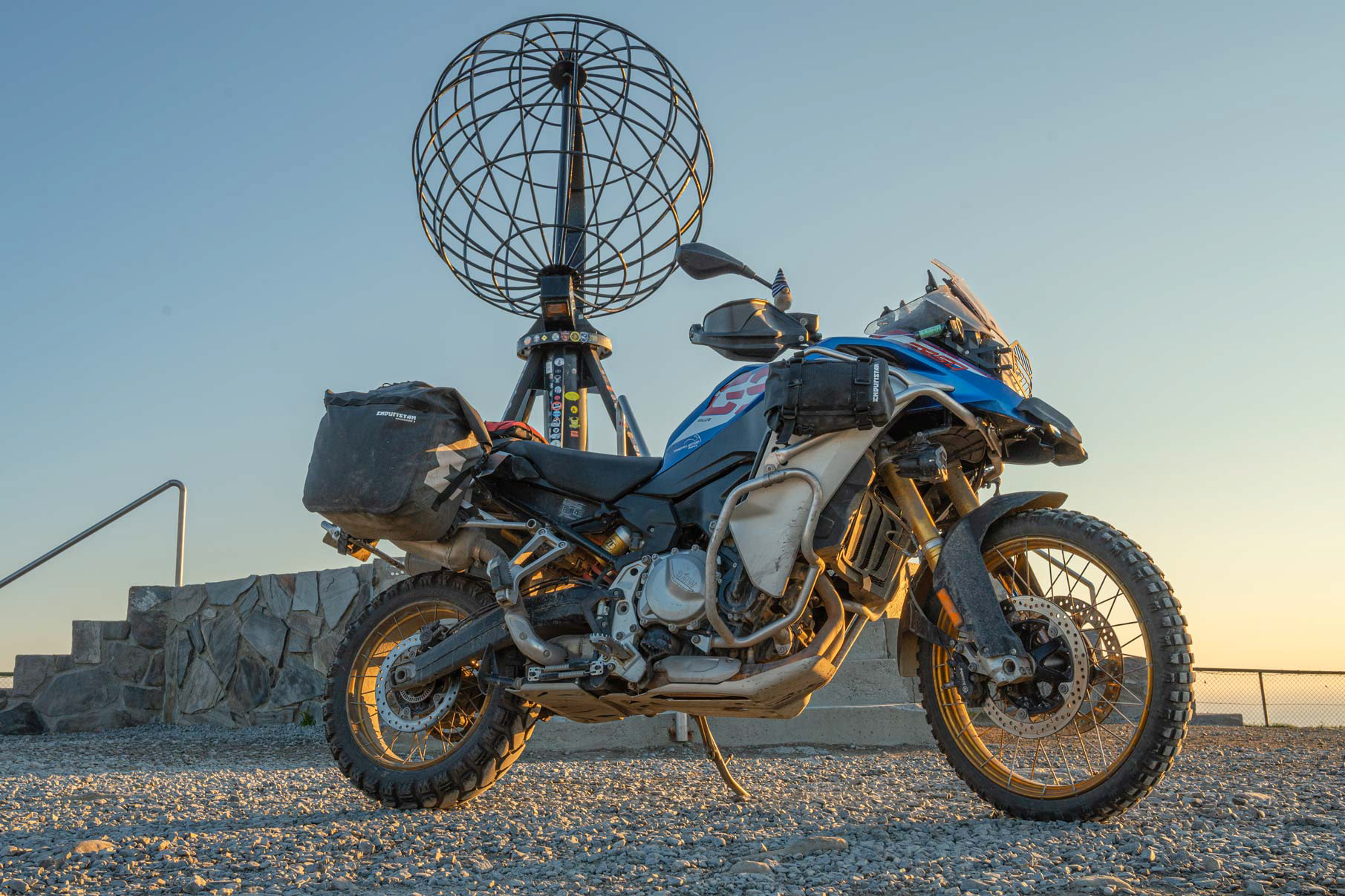 Devant le globe du Cap Nord, symbole d’aventure et de voyage à moto