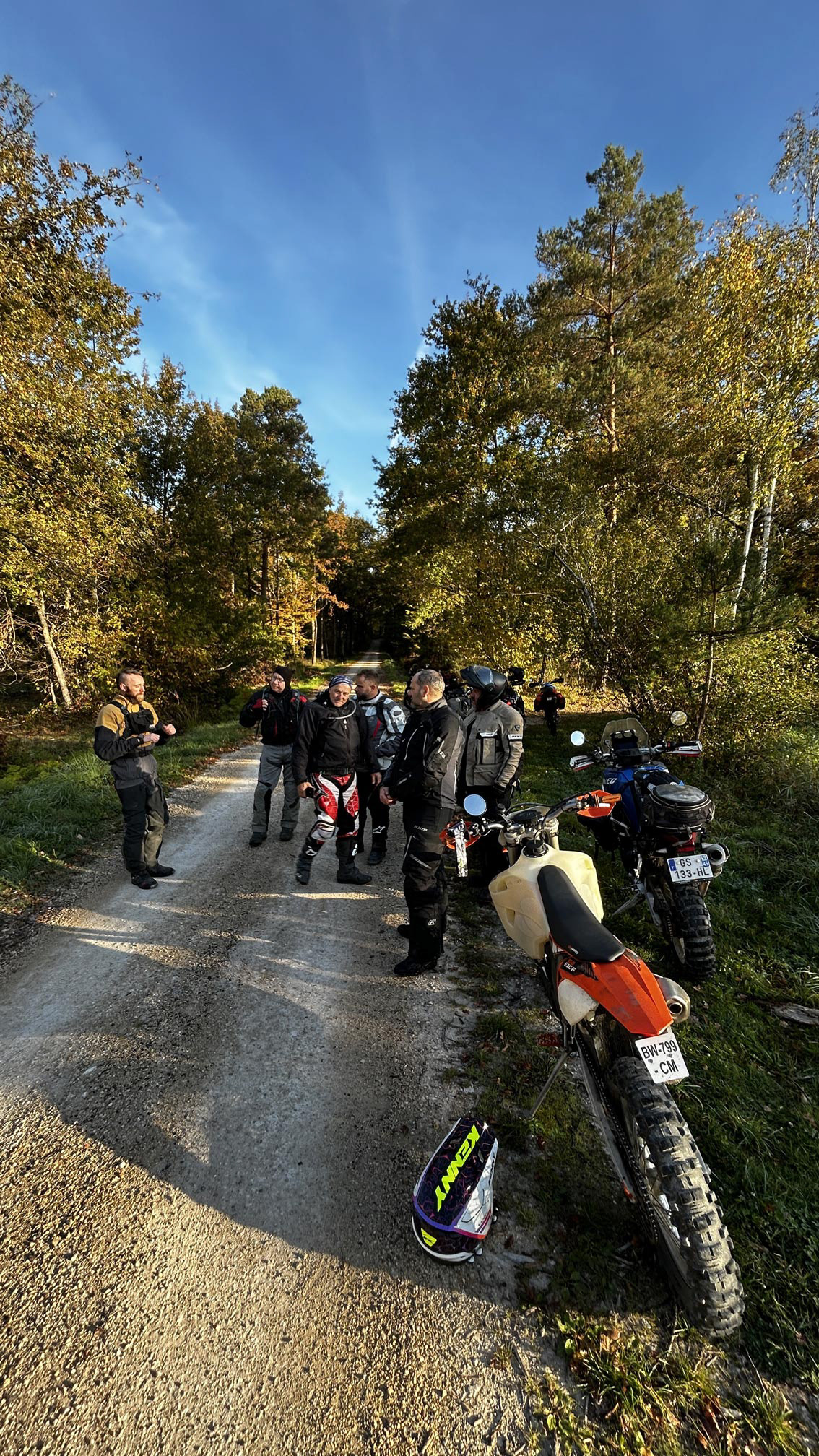 guide moto devant le groupe