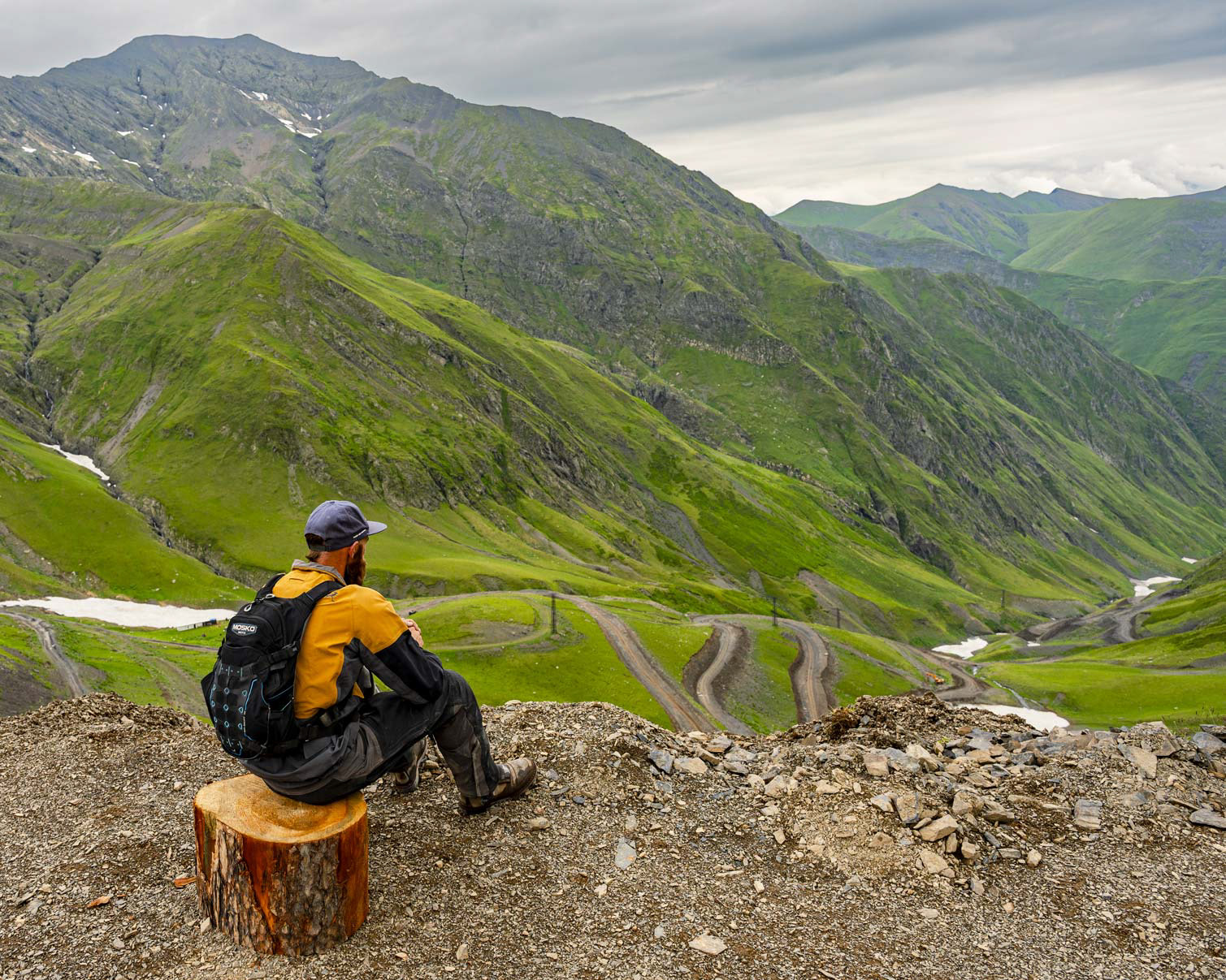 Pause contemplative : admirer la vallée après une belle ascension