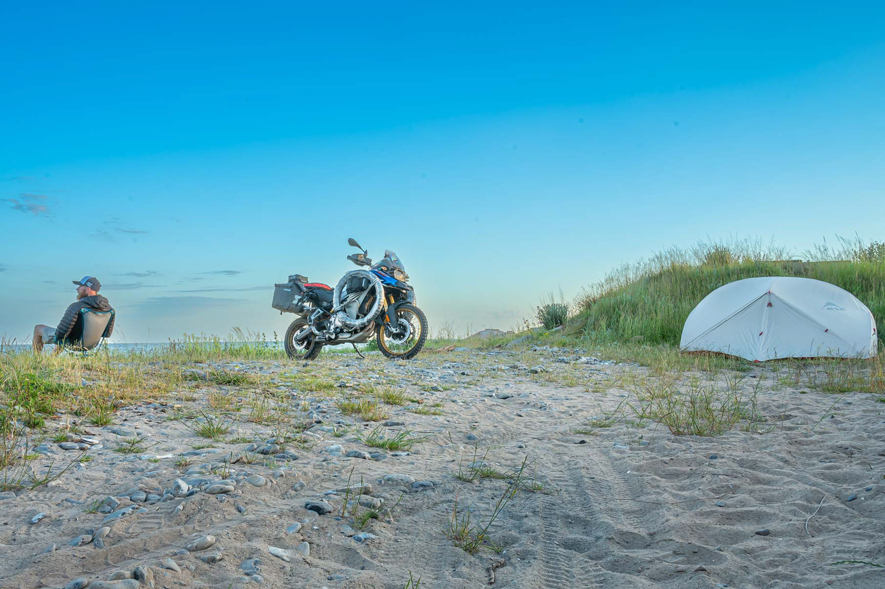 Bivouac au bord de la plage, ambiance raid et liberté totale