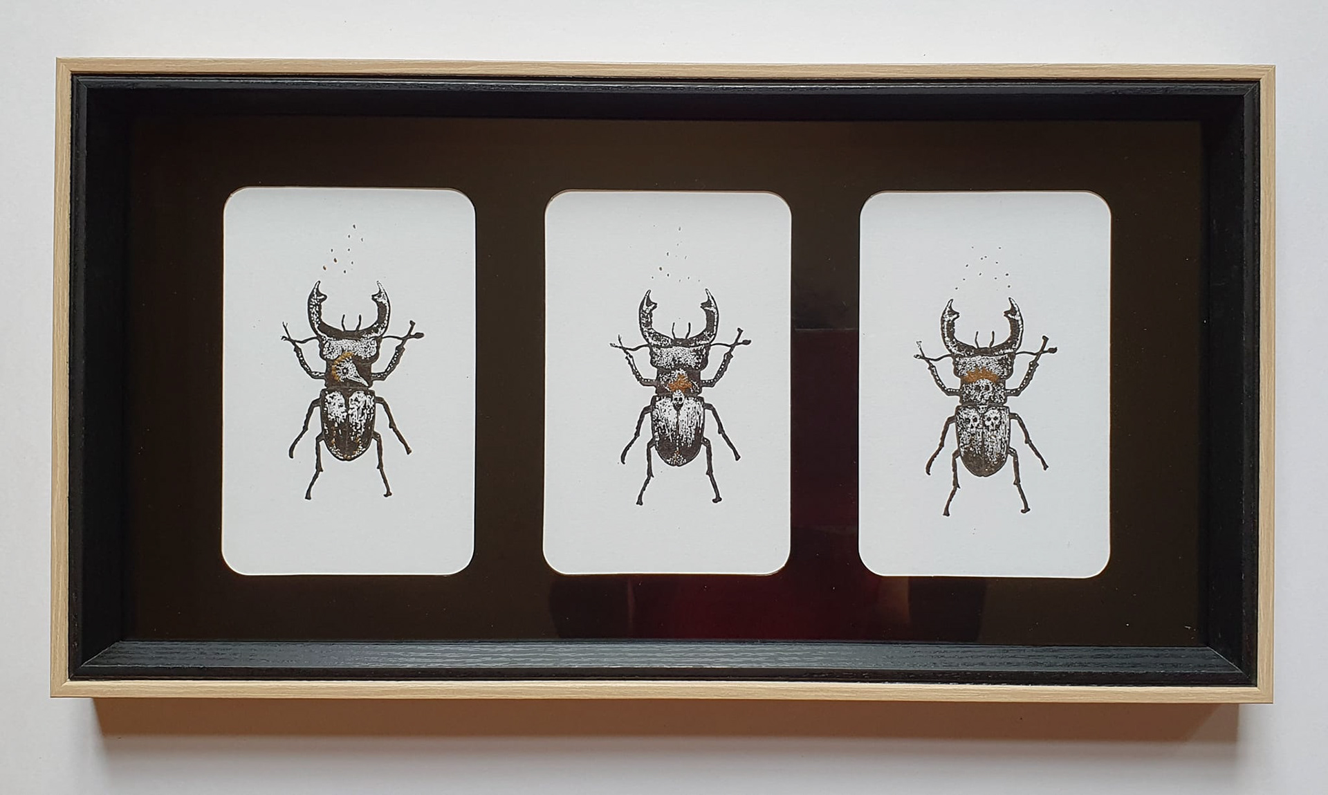 "Lucanus cervus" Estampe Acrylique, encre et feuille d'or sur papier canson 22×42 cm Septembre 2023VENDUE