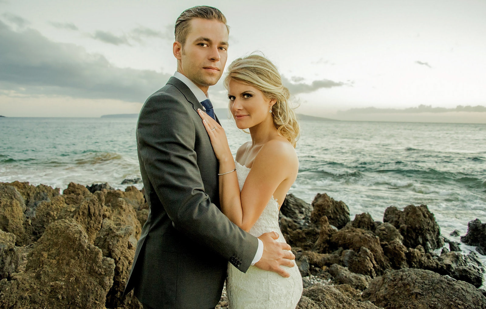	OAHU WEDDING PHOTOGRAPHERS FOR NATURAL ISLAND LIGHT