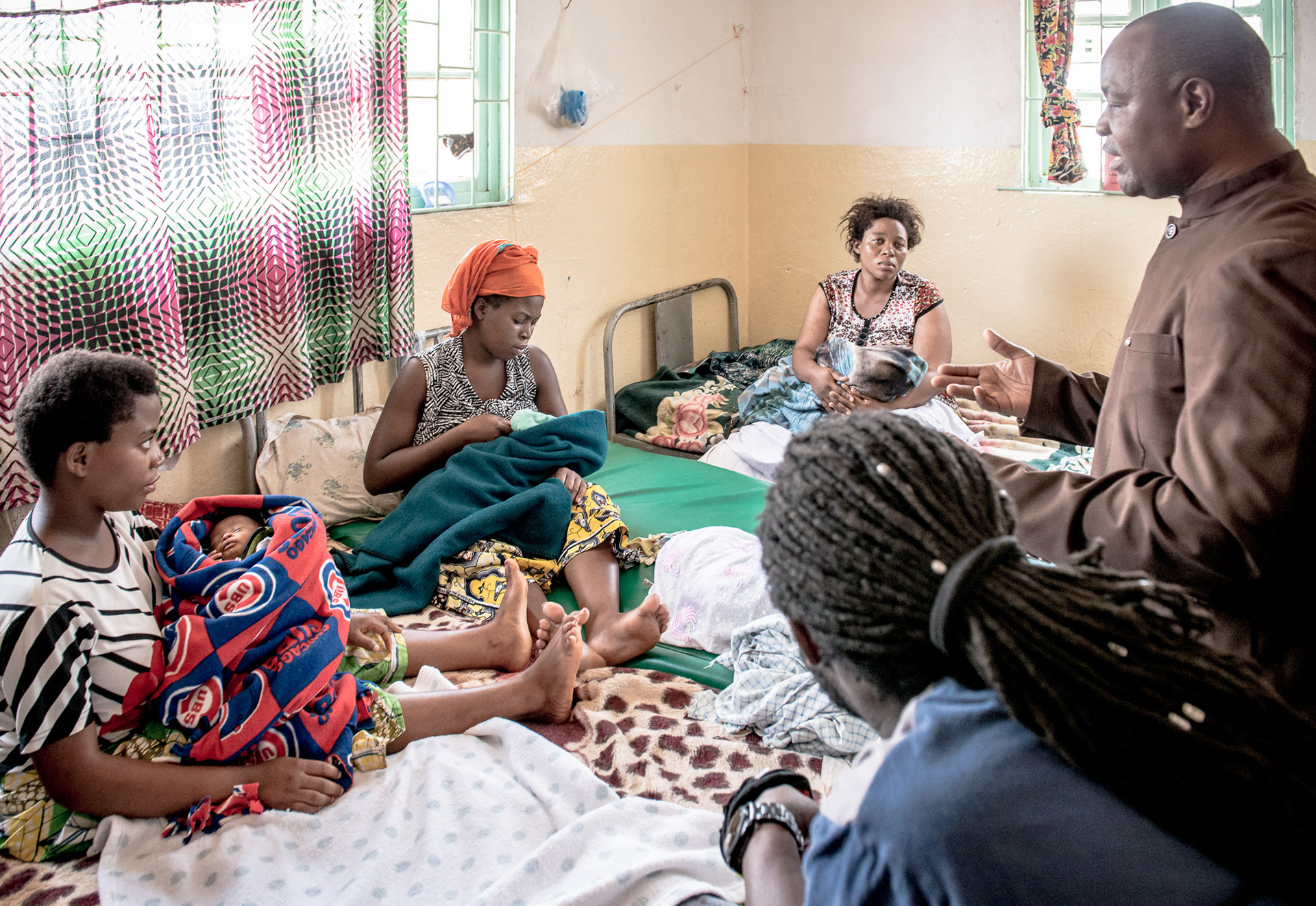 Hospital staff talking with new mothers at Chahi Hospital, DRC