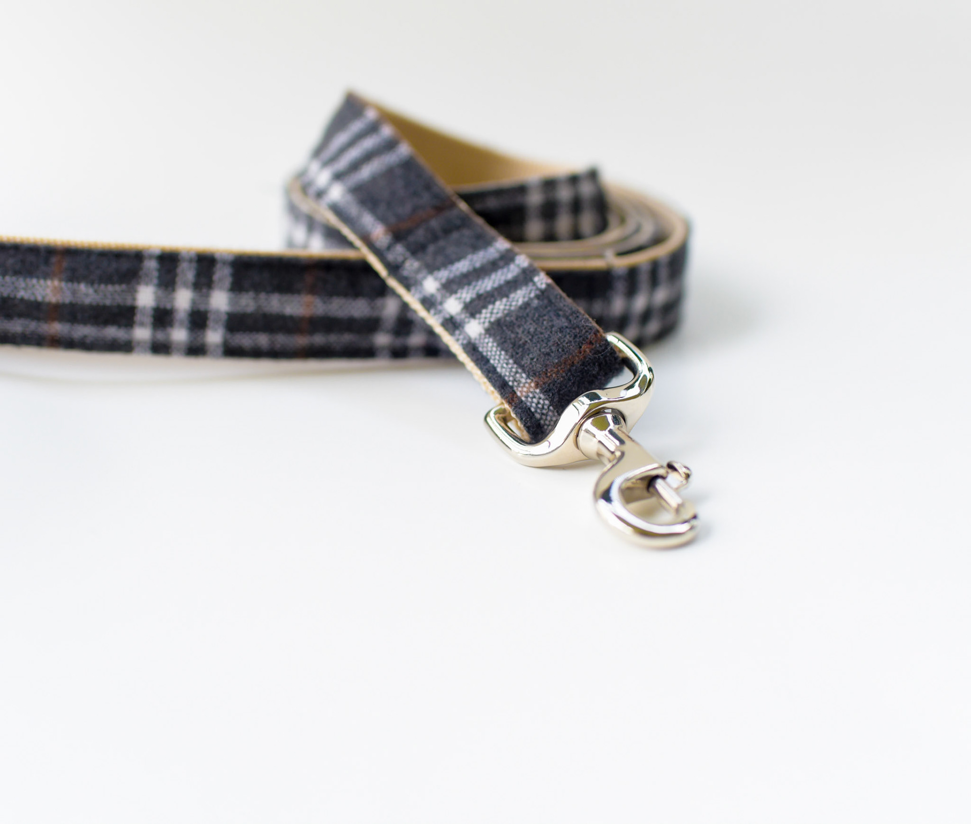 grey plaid leash