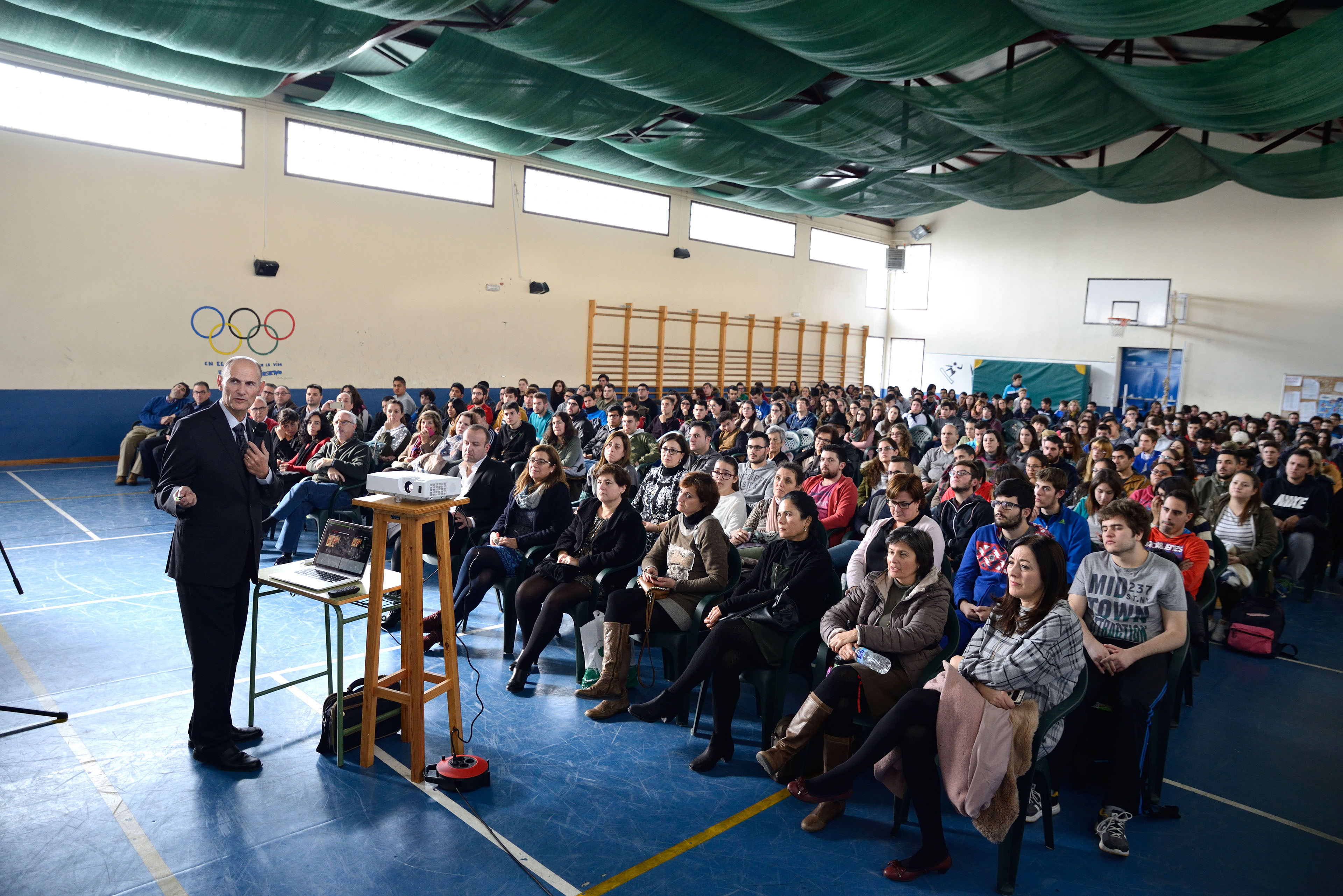 Durante una charla en el instituto que lleva su nombre en su ciudad natal.