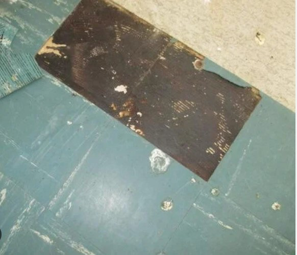 voorbeeld van asbesthoudende materialen in vloerbekleding en zwarte lijm