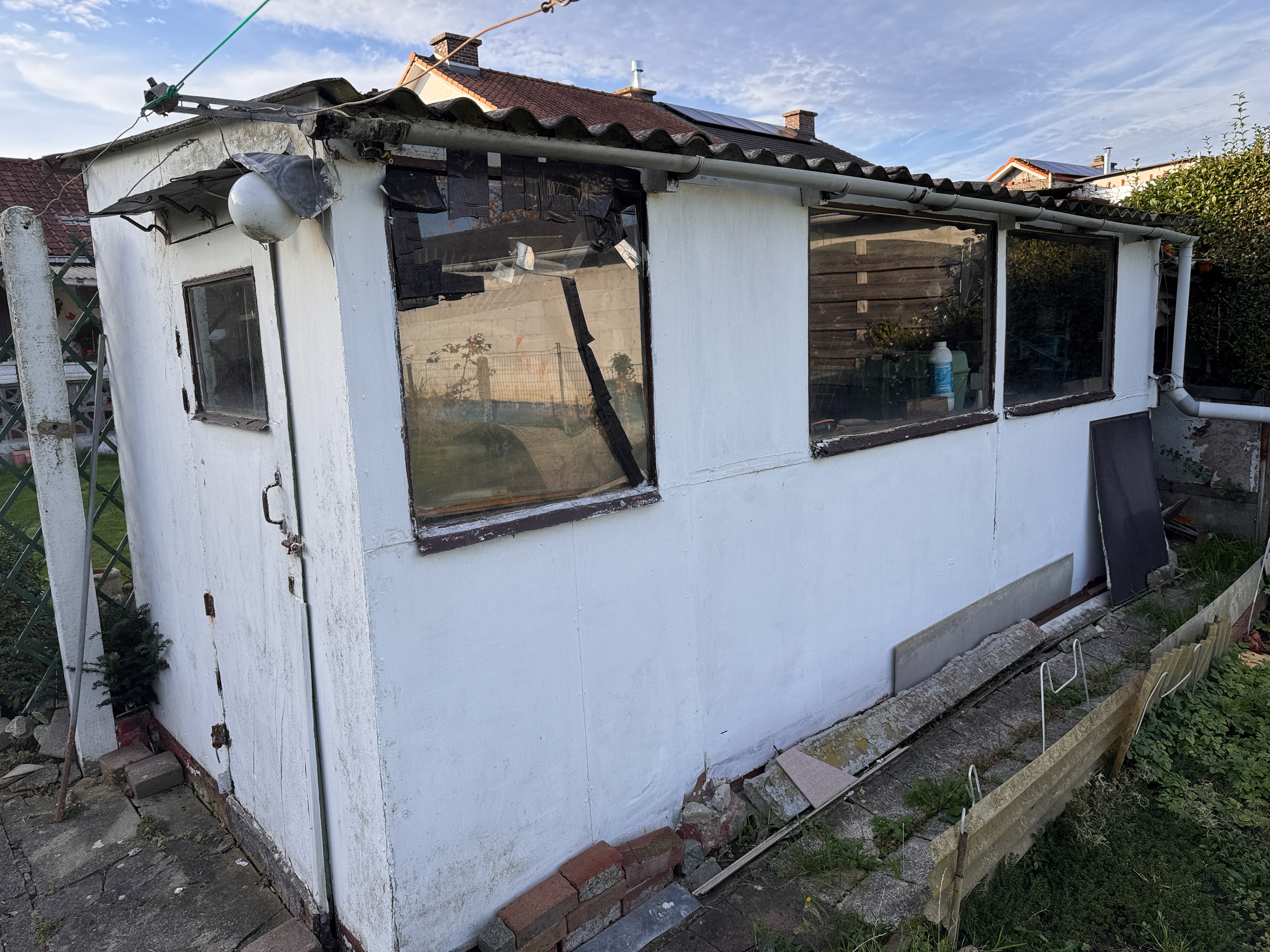 Een tuinhuis in asbestcementplaten, type Menuiserite