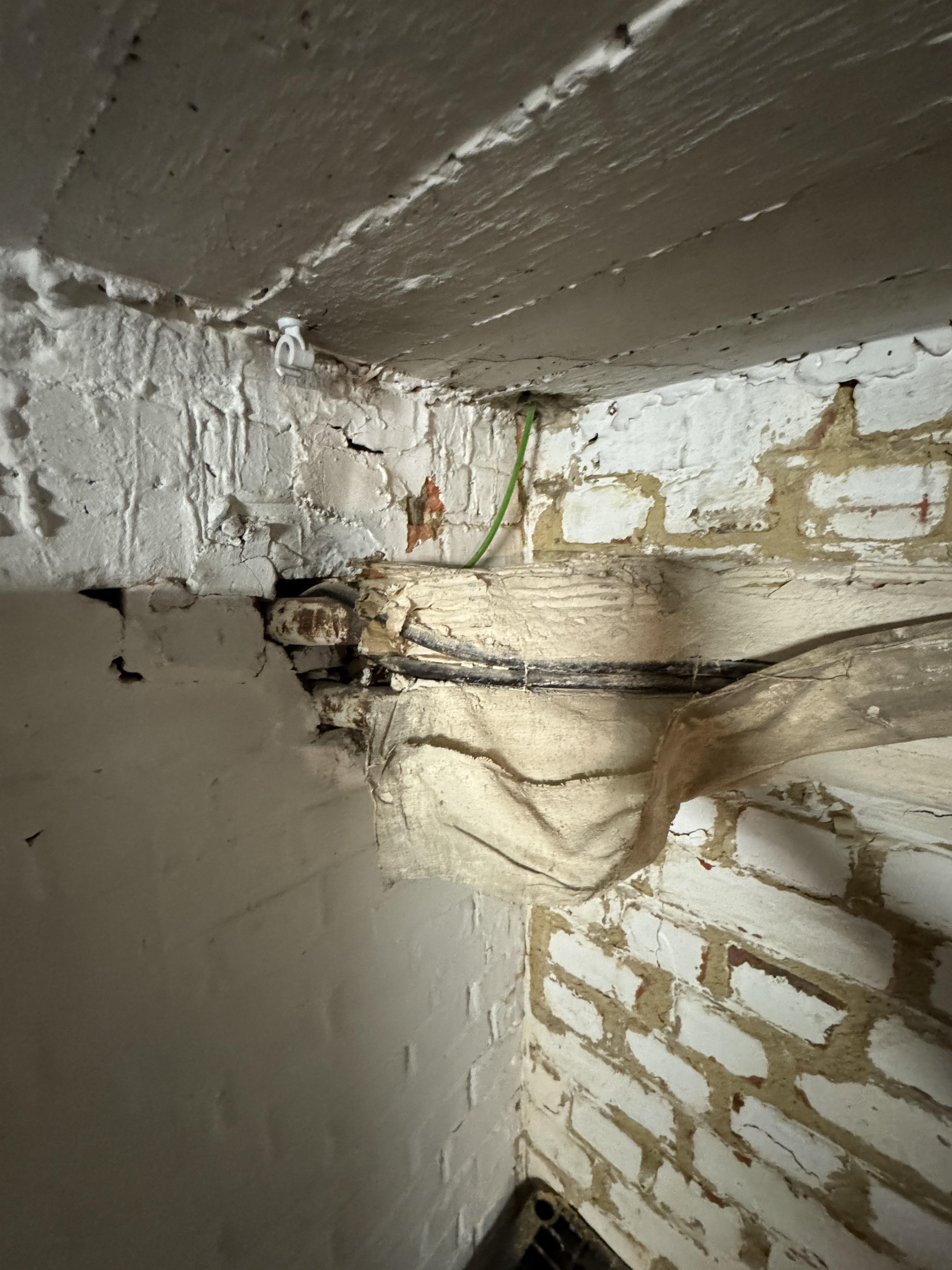 Zwaar beschadigde leidingisolatie