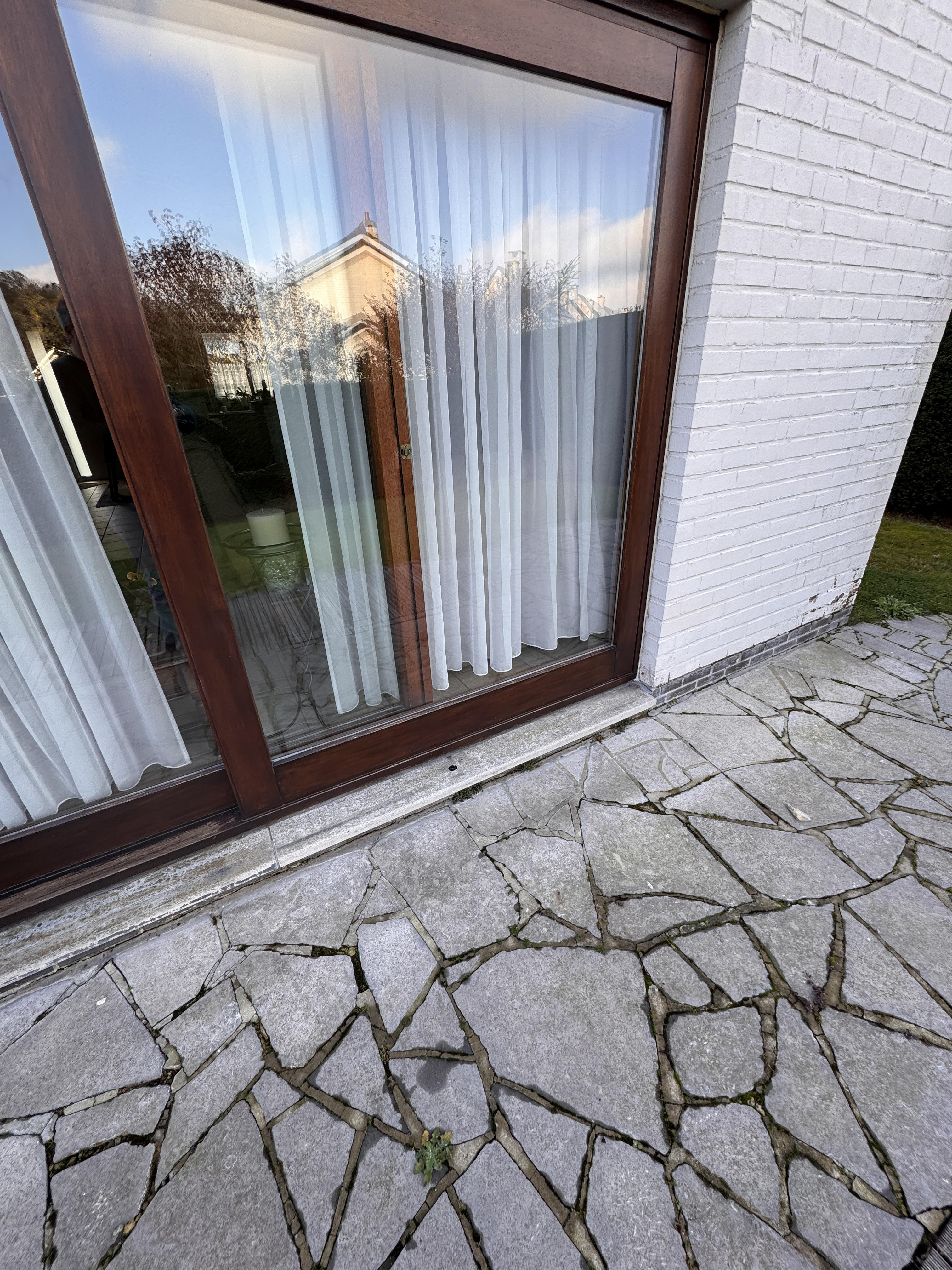 Een venstertablet in geëxtrudeerd asbestcement