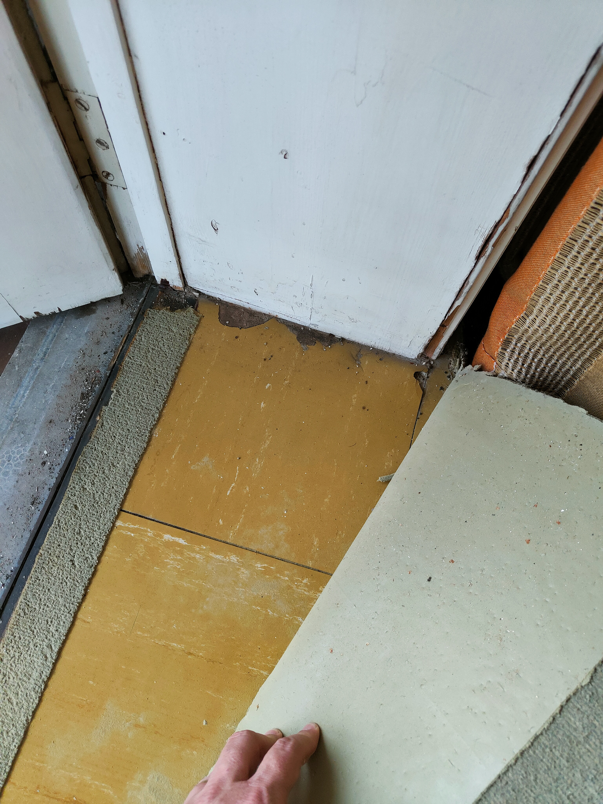 voorbeeld van verborgen asbesthoudende vinyltegels en zwarte lijm