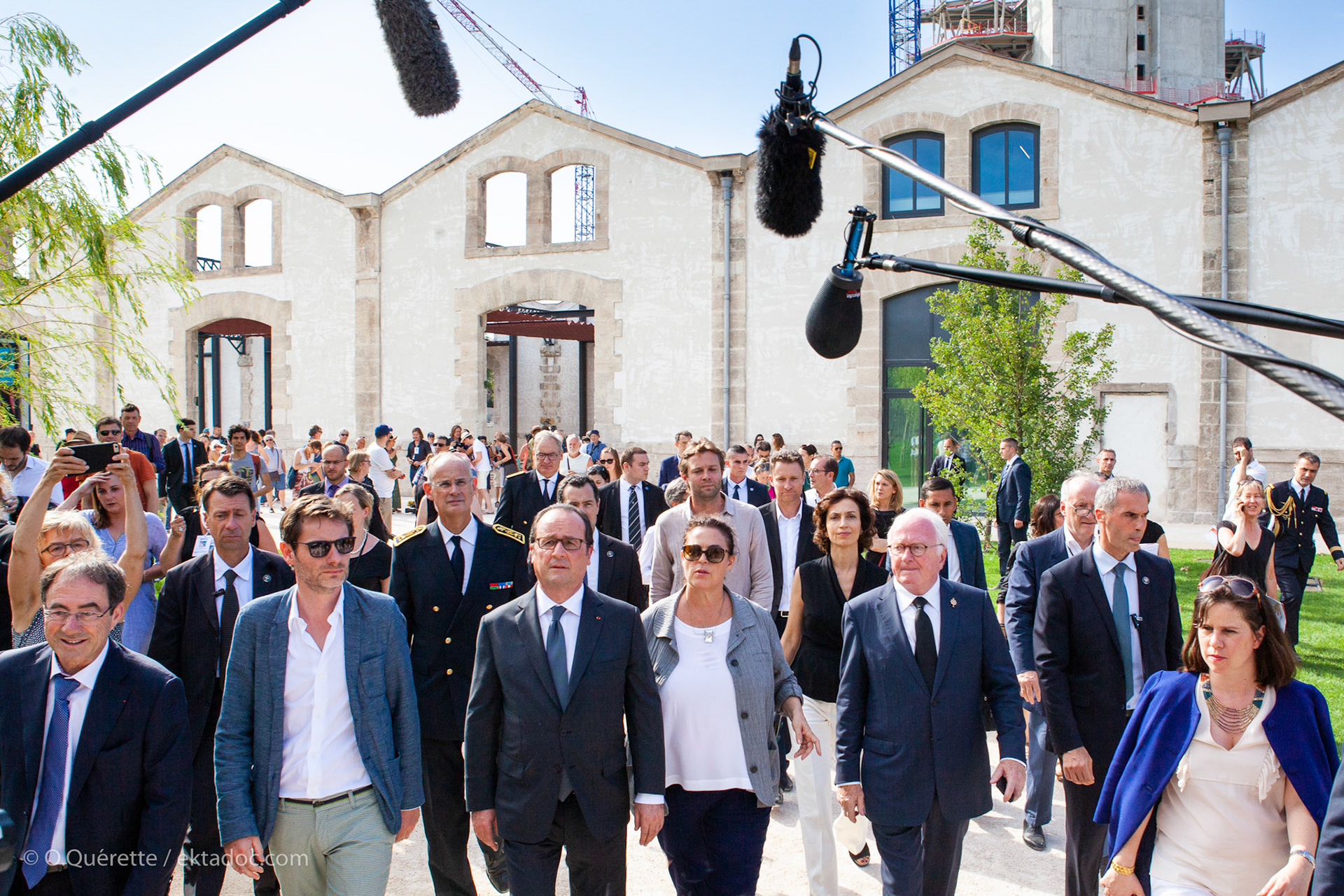 Visite de François Hollande du chantier de la tour Gehry de la Fondation Luma et des expsoitions au parc des Ateliers, Arles
