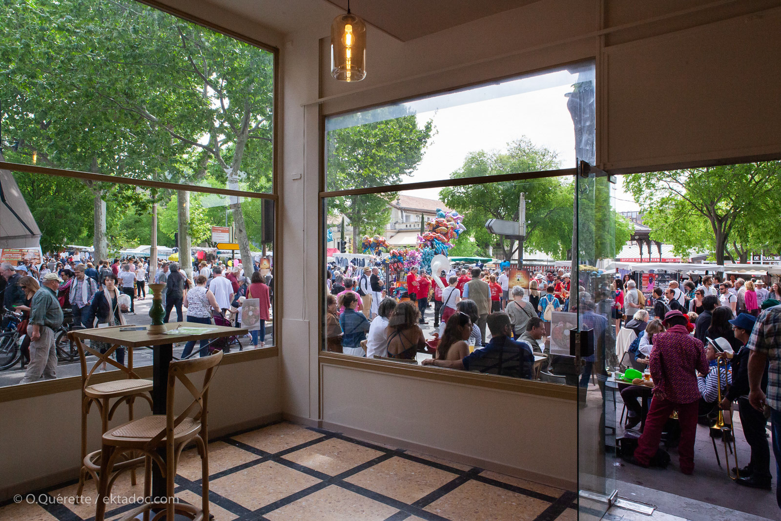 Ambiance du rue lors de la feria de Pâques à Arles. Le bar du marché