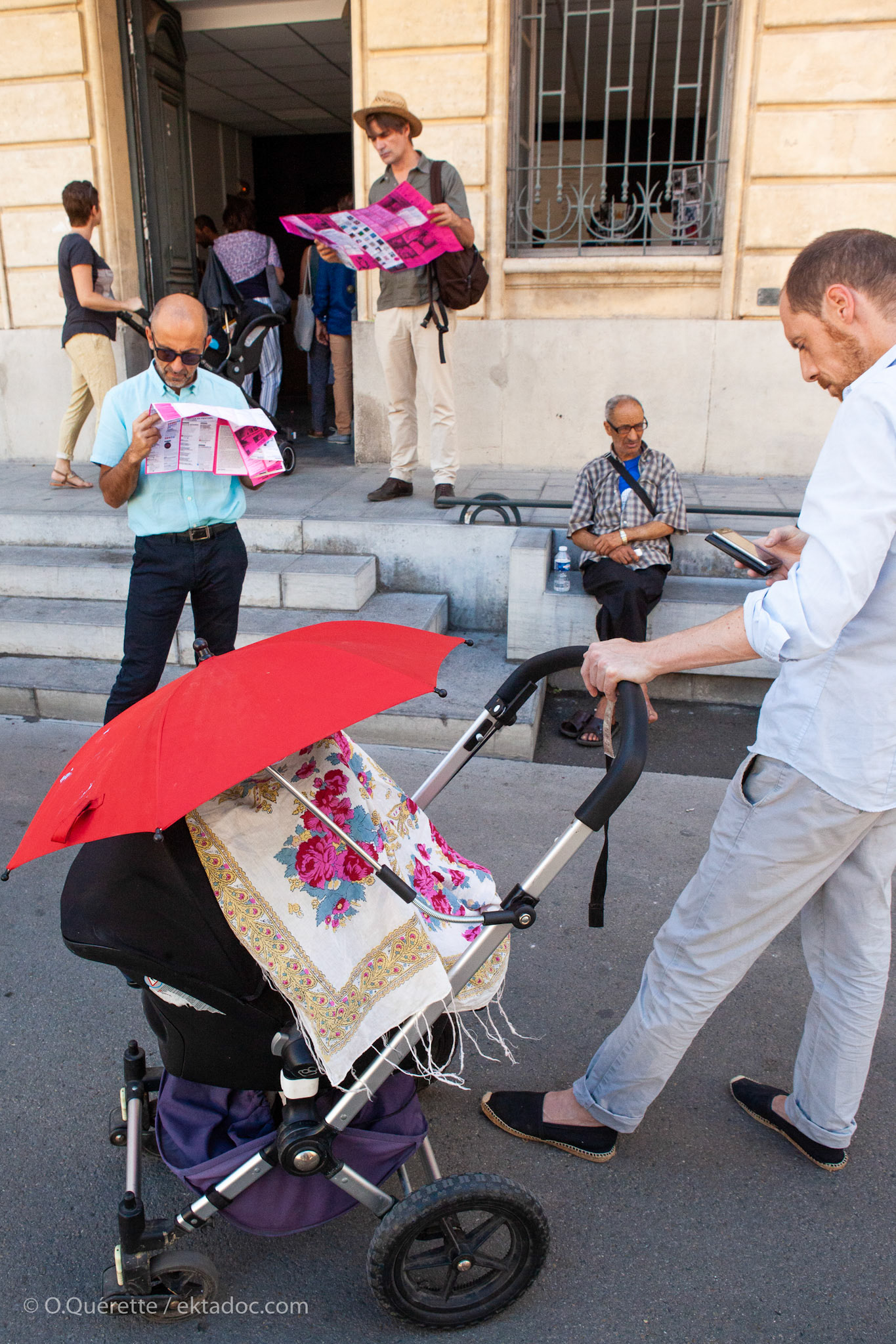 Touristes lors des Rencontres de la Photographie à Arles