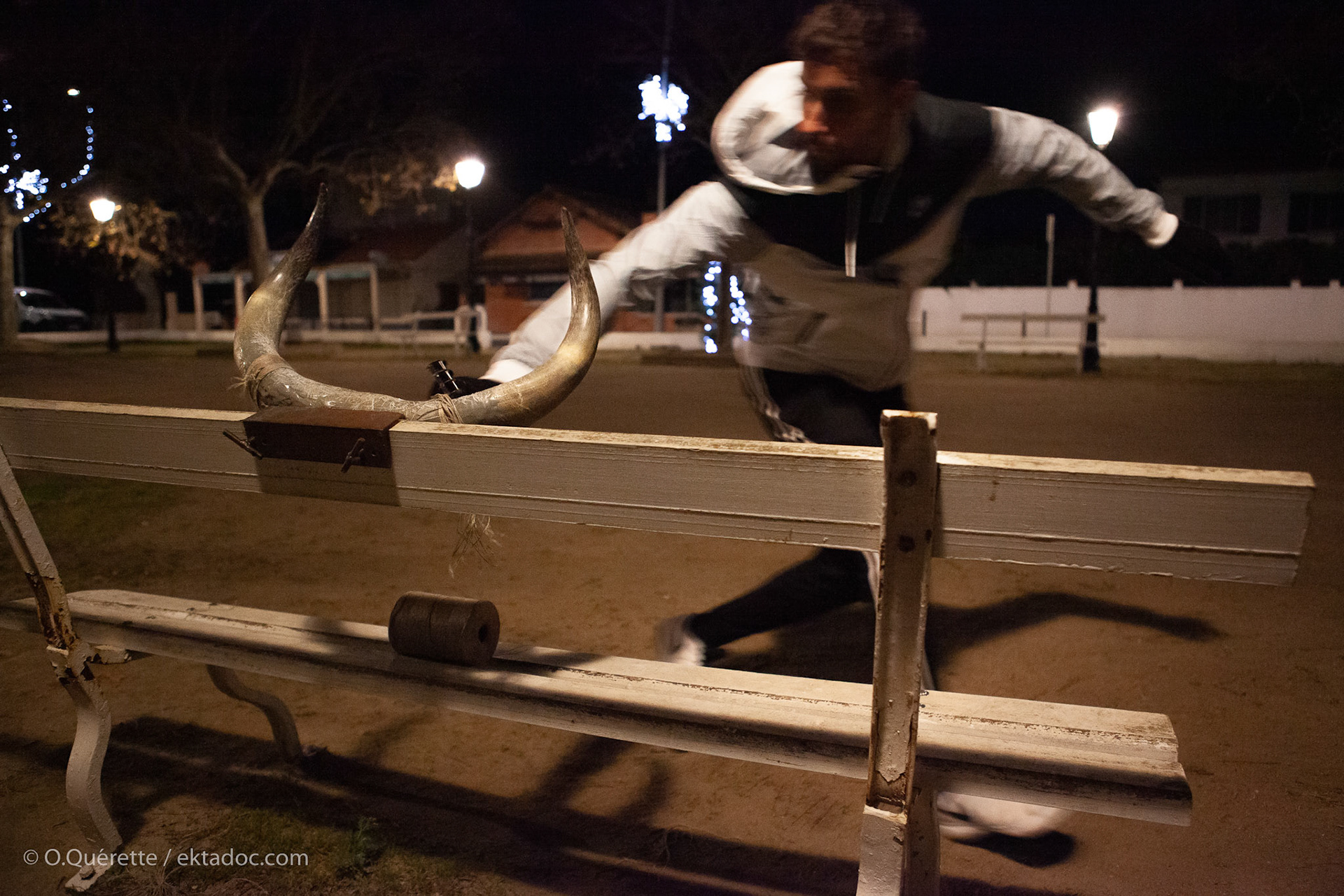 Un razeteur s'entraine sur un banc public, Sambuc, commune d'Arles