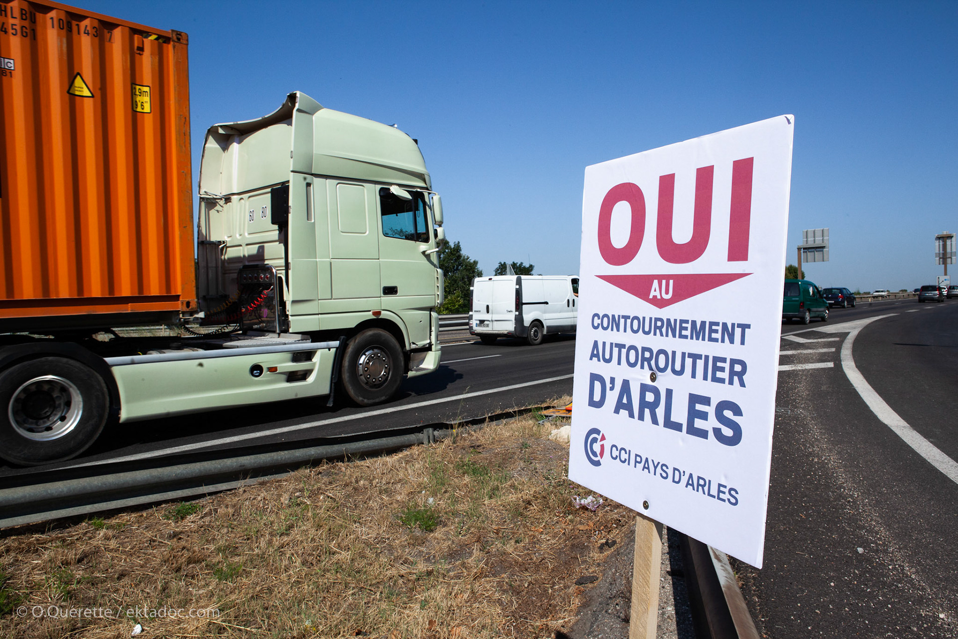 Pancarte pour le contournement autoroutier de la Ville d'Arles