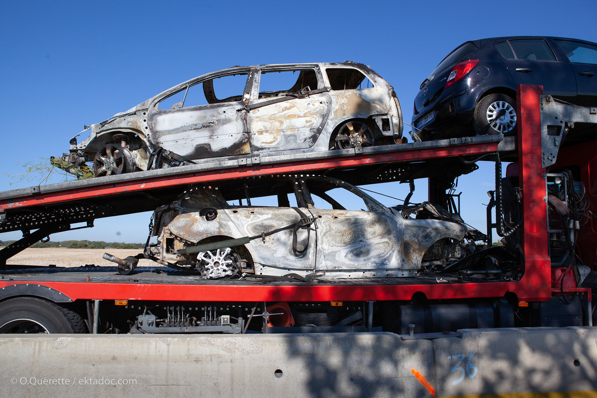 Enlèvement de carcasses de voitures incendiées à Arles