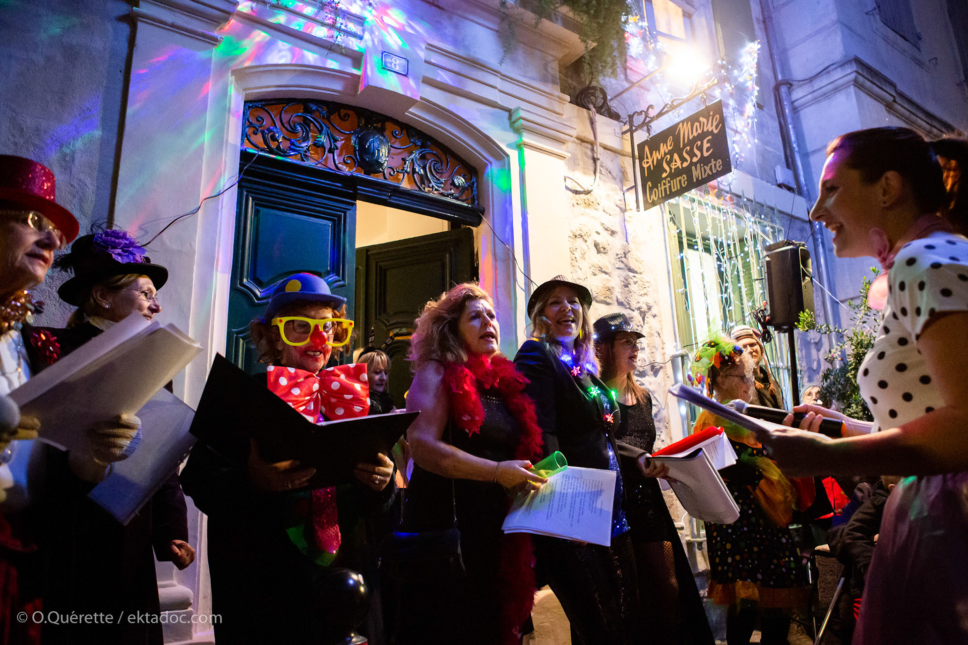 Vin chaud et chorale débridée devant le salon de coiffure de Anne-Marie Sasse à la Roquette, Arles