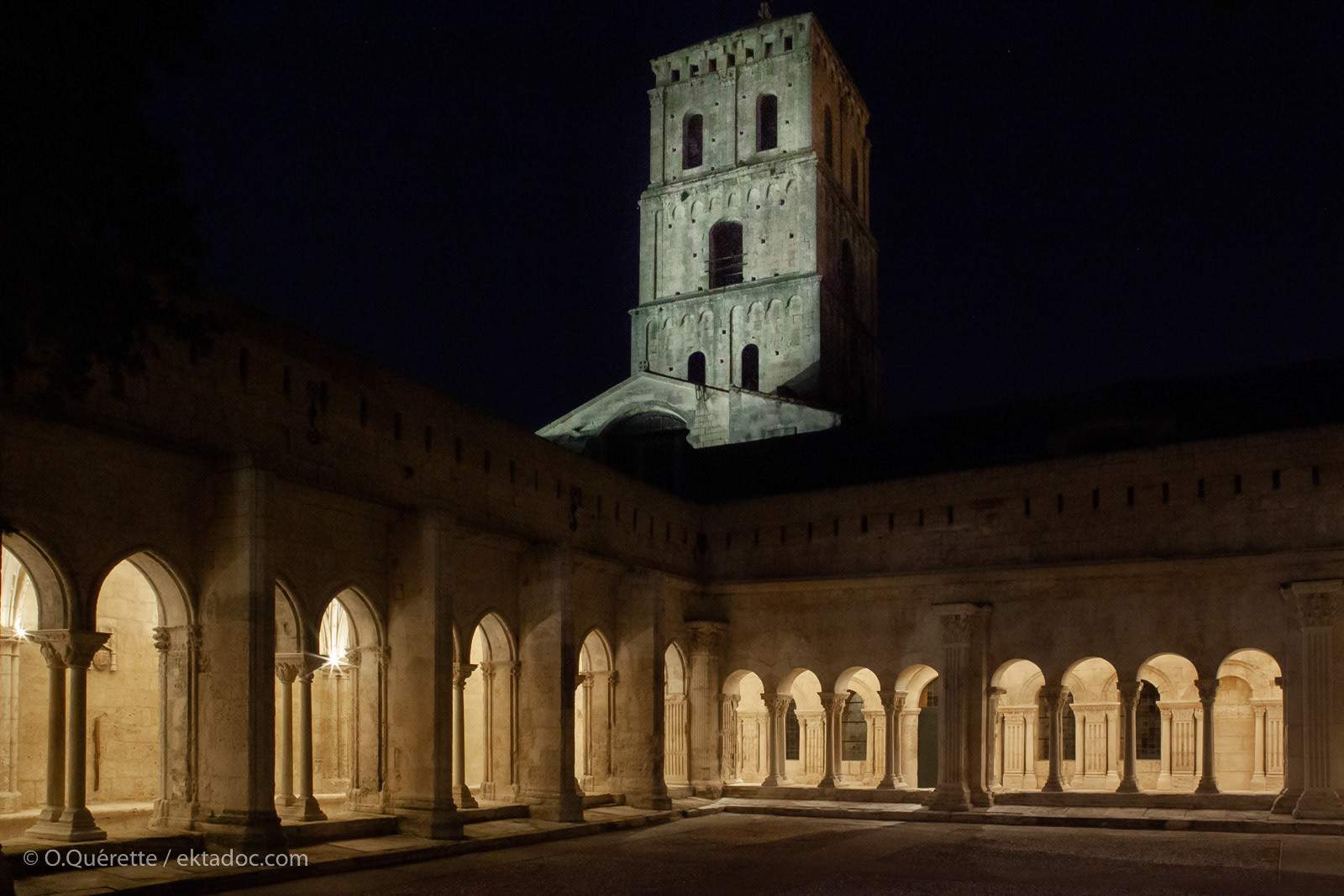 Nouvel éclairage du cloître Saint-Trophime à Arles