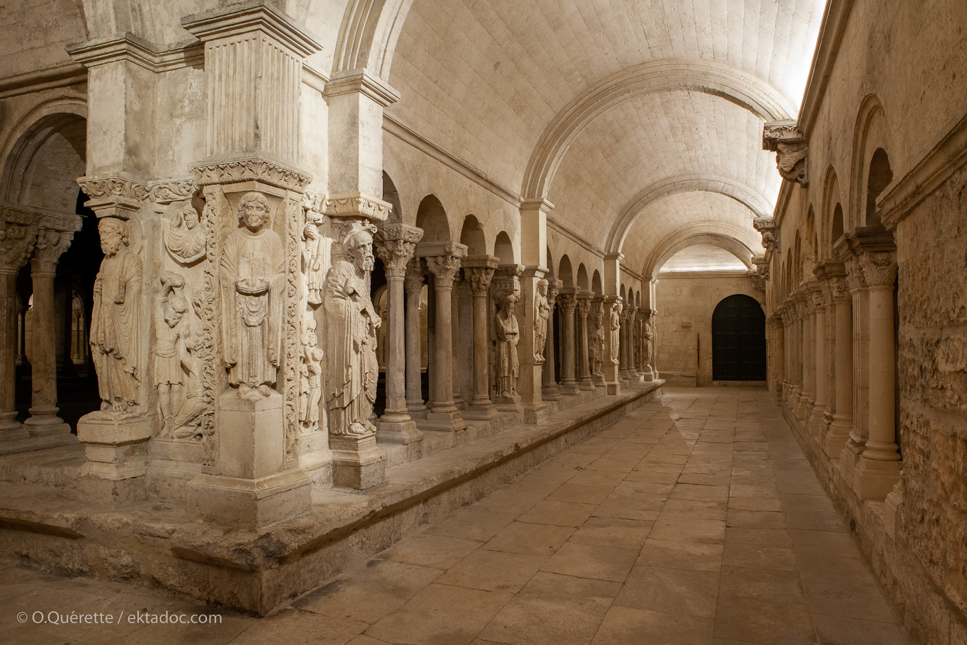Nouvel éclairage du cloître saint-Trophime à Arles