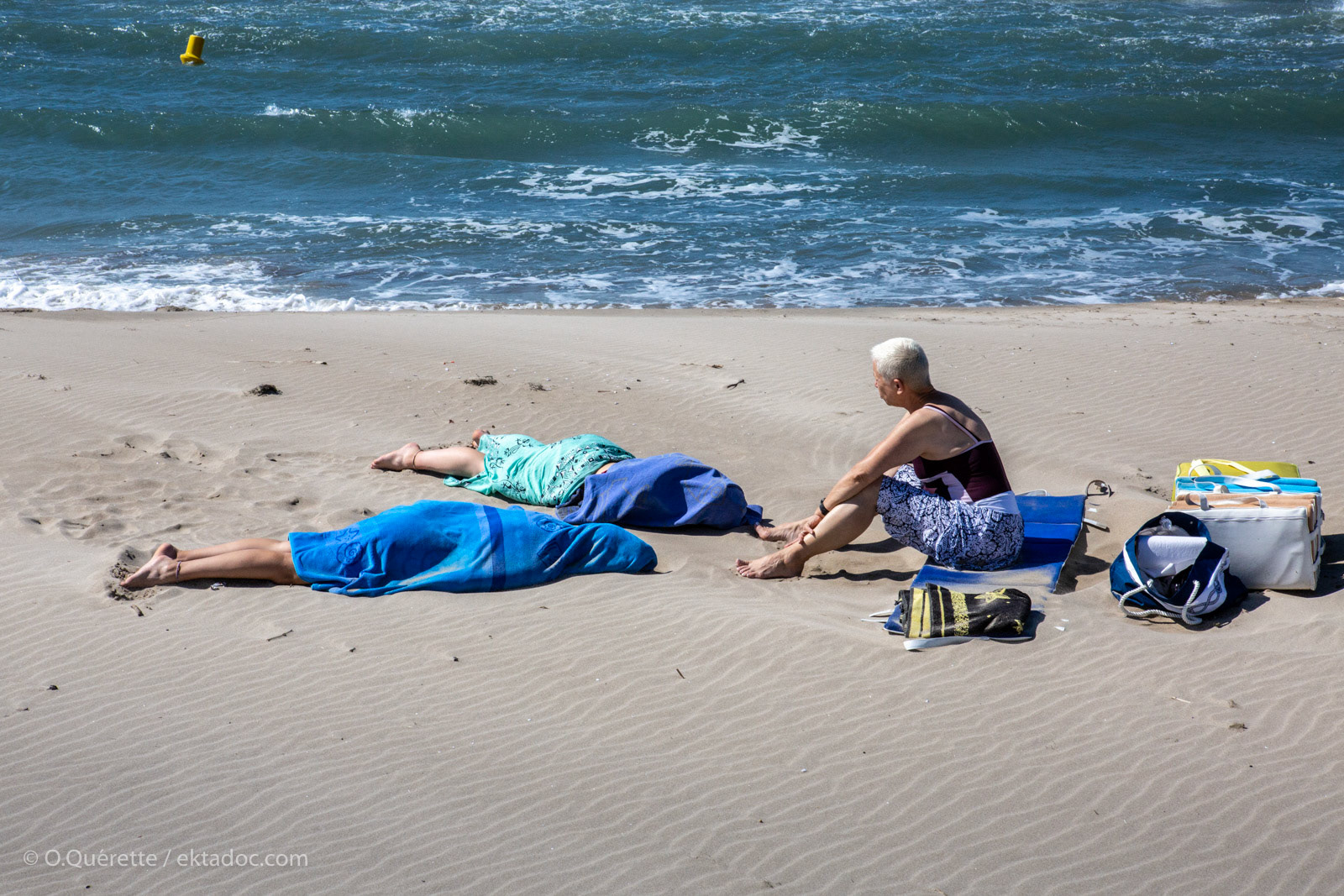Plage de Piemanson, commune d'Arles, sieste protégée du soleil