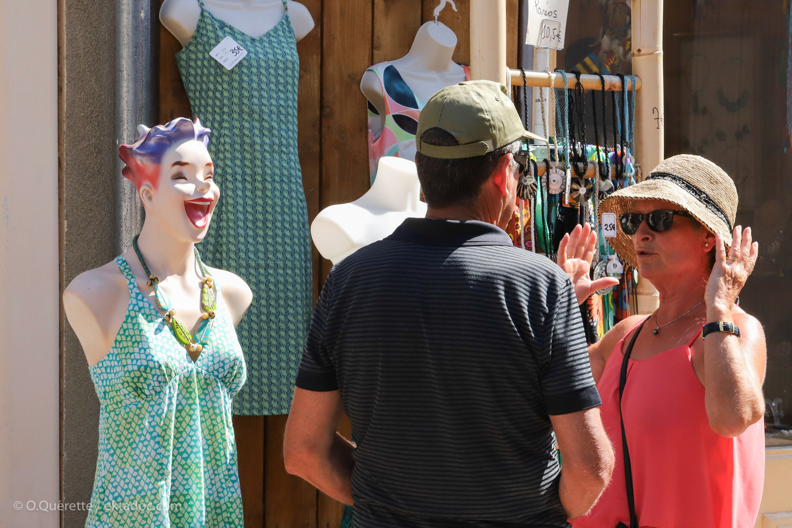 Touristes devant commerce