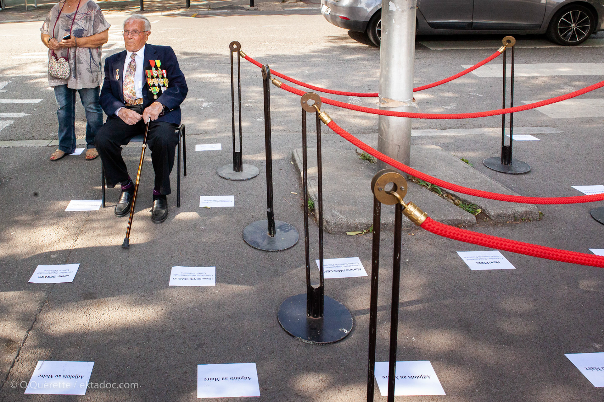 Protocole devant le Monument aux morts à Arles