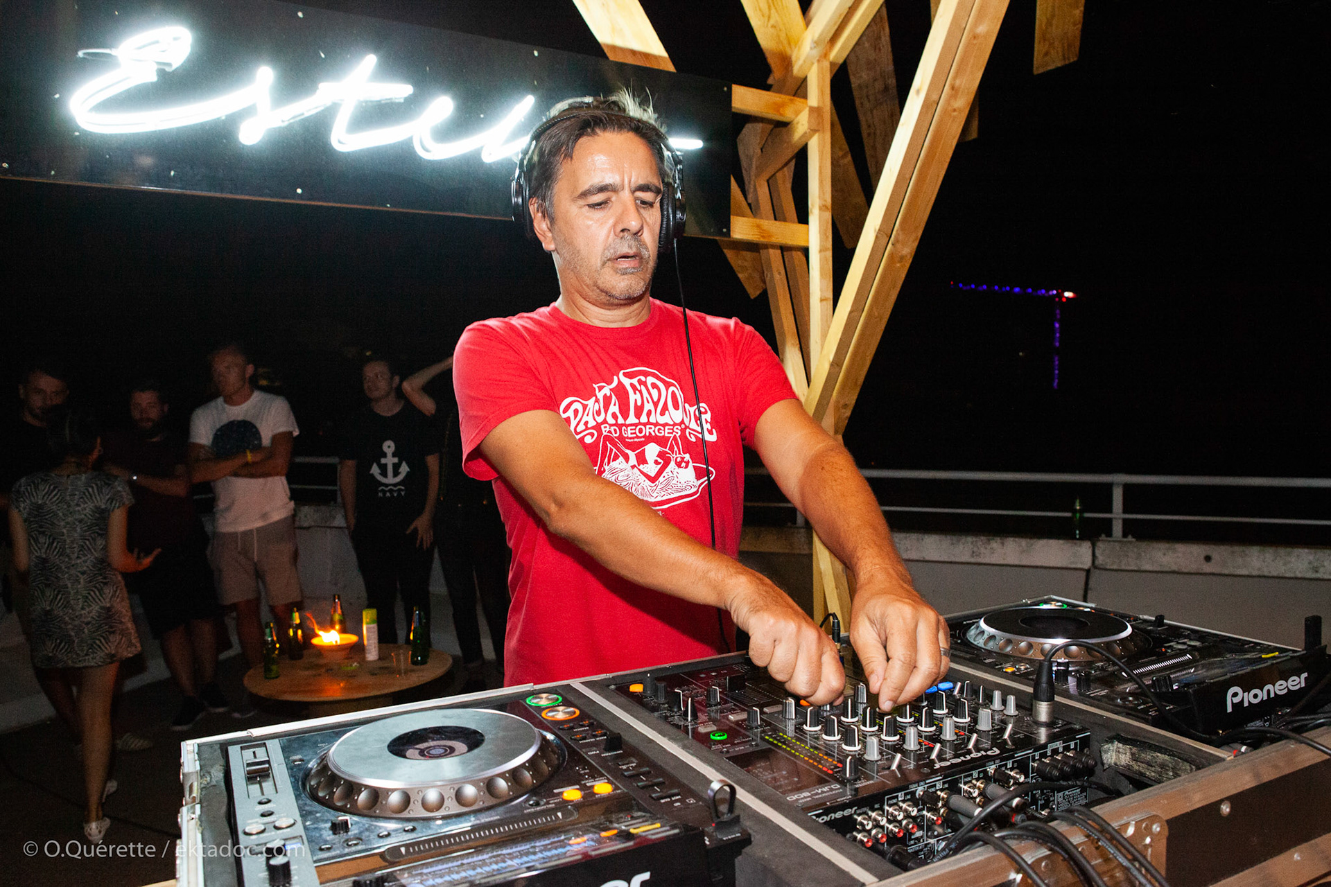 Le DJ Laurent Garnier lors de la soirée nocturne gratuite sur le toit du parking du boulevard des Lices à Arles