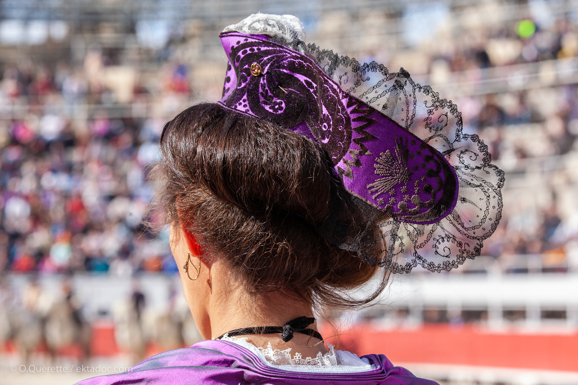 Arlésienne aux arènes d'Arles