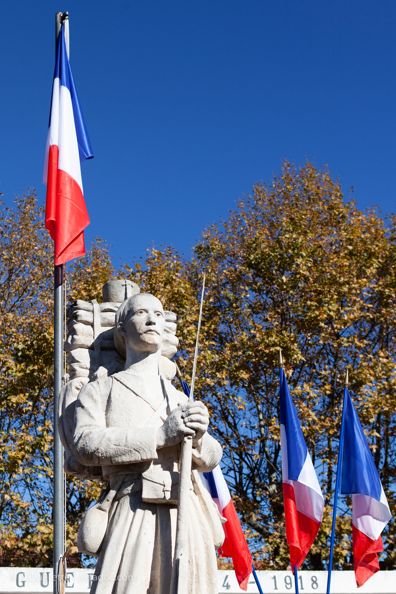 Cérémonie célébrant l'Armistice de 1918 au cimetière d'Arles
