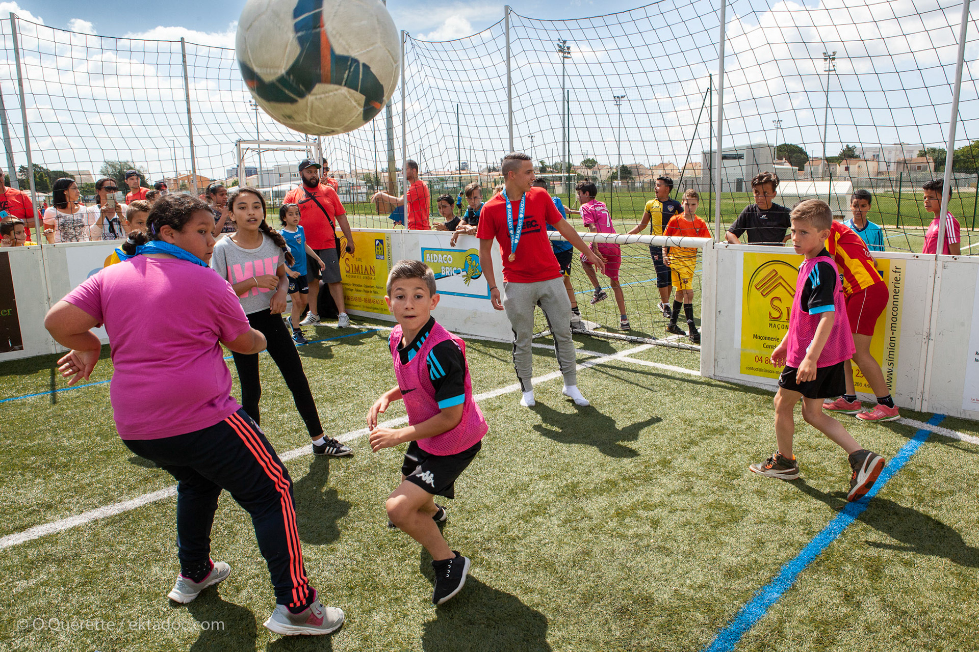 Jeunes footballeurs au stade Louis Brun à Arles pour le tournoi parrainé par Ismaël Bennacer
