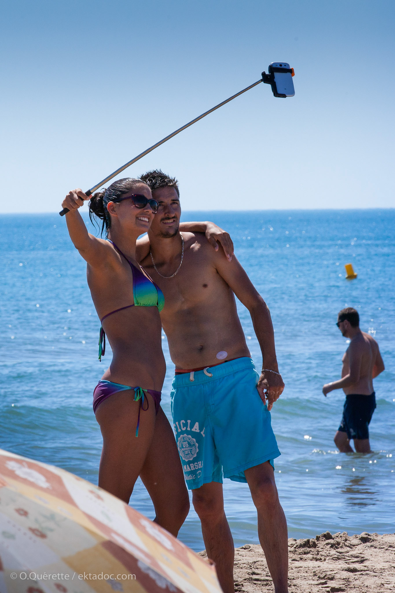 Plagistes connectés à la plage de Piémanson à Salin de Giraud