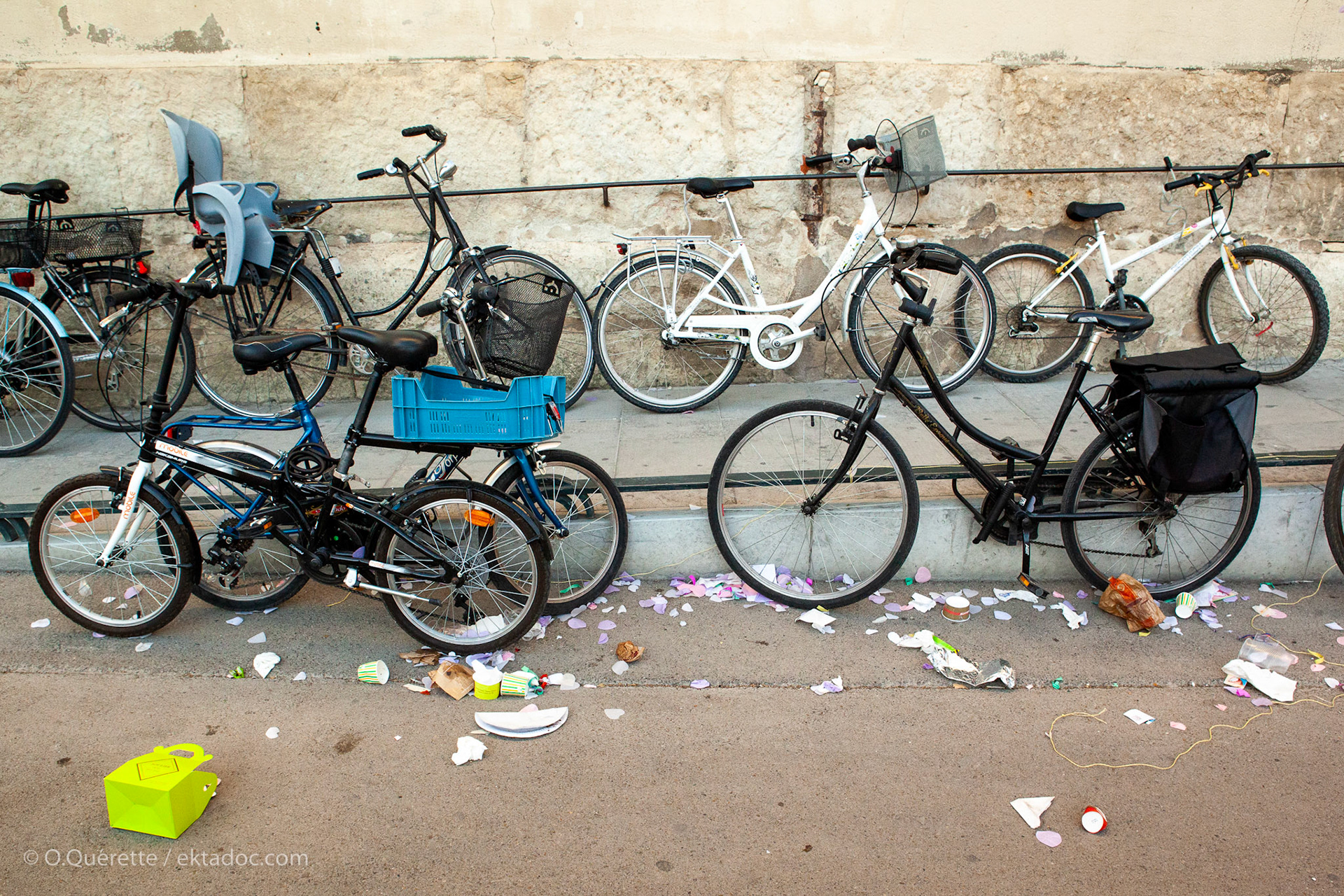 Bicyclettes et déchets à Arles ...