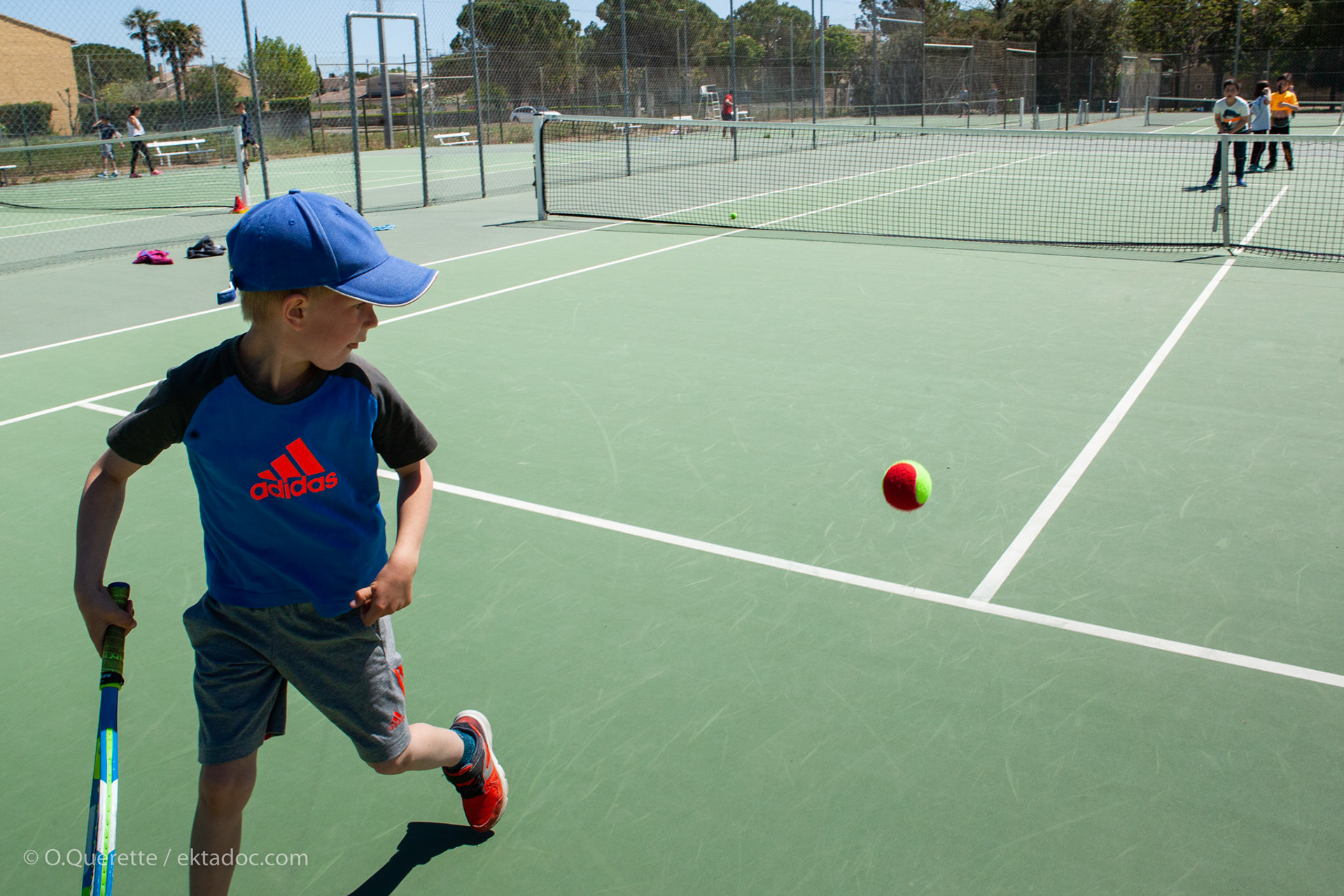 Les jeunes du club de tennis de Raphèle à l'entrainement