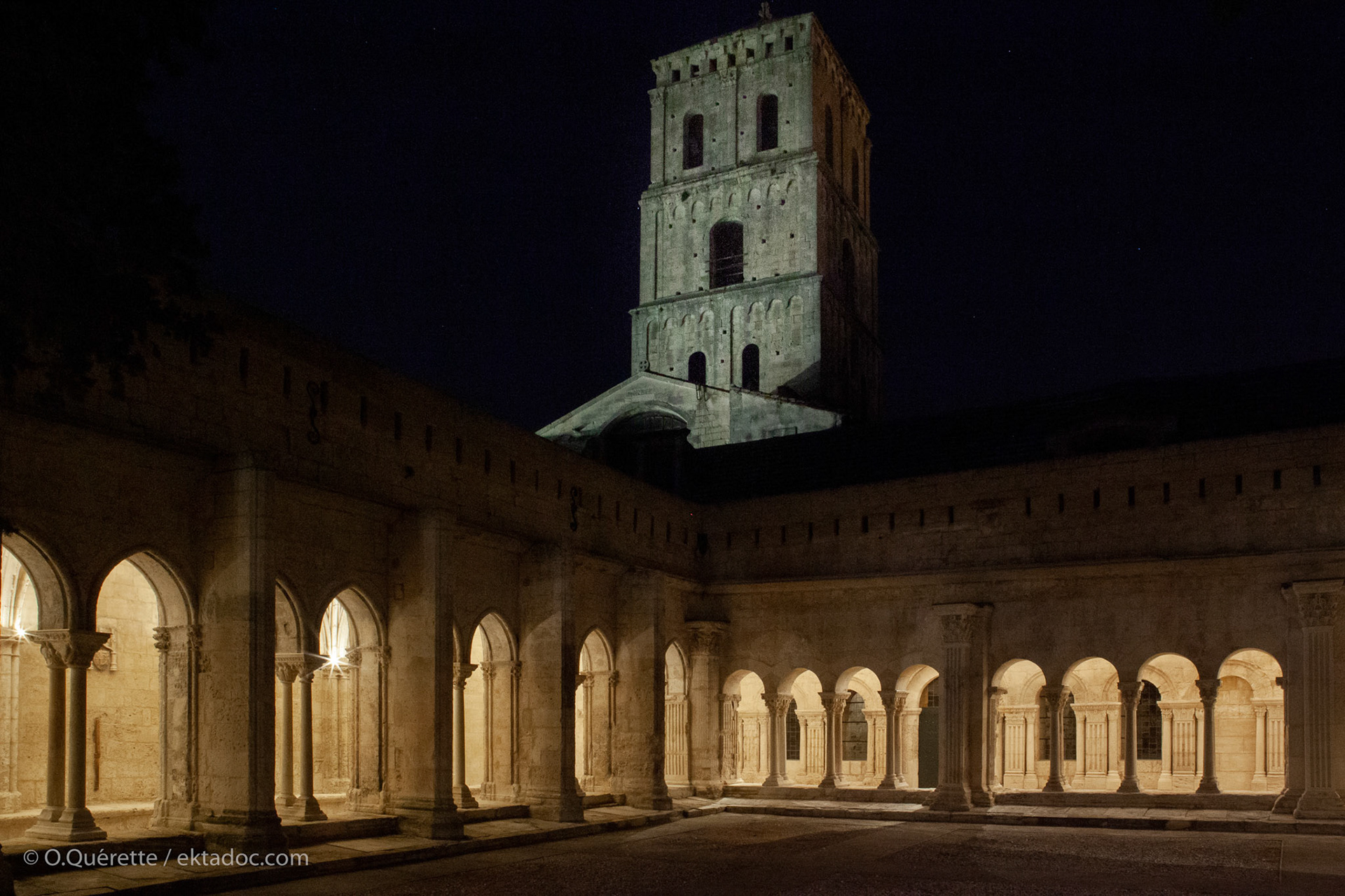 Nouvel éclairage du cloître saint-Trophime à Arles
