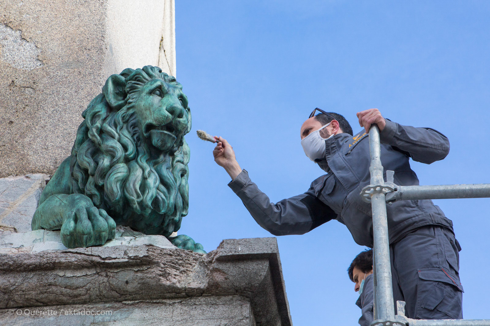 L'entreprise a-corros intervient sur les lions de l'obélisque de la place de la République à Arles