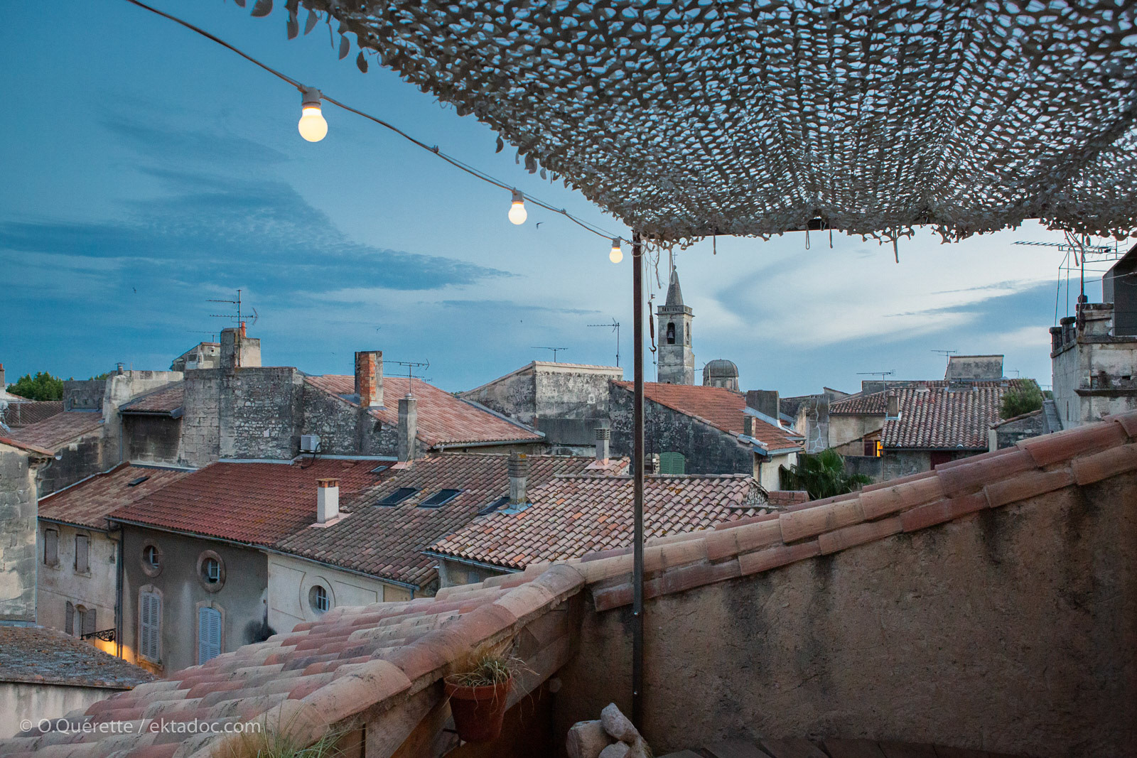 Vue d'une terrasse arlésienne en fin de soirée estivale