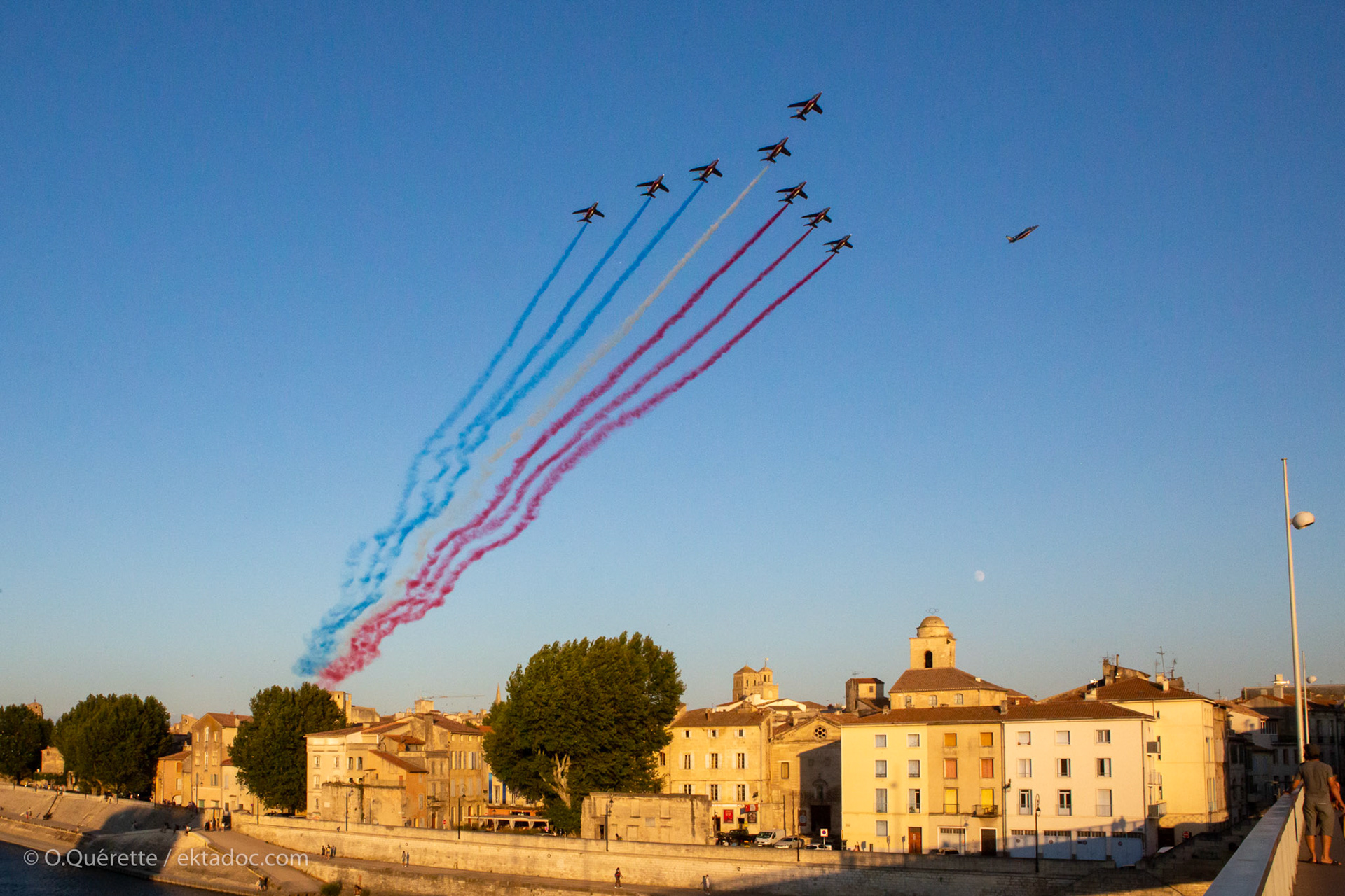 Survol de la ville d'Arles par les avions de la patrouille de France le 14 juillet